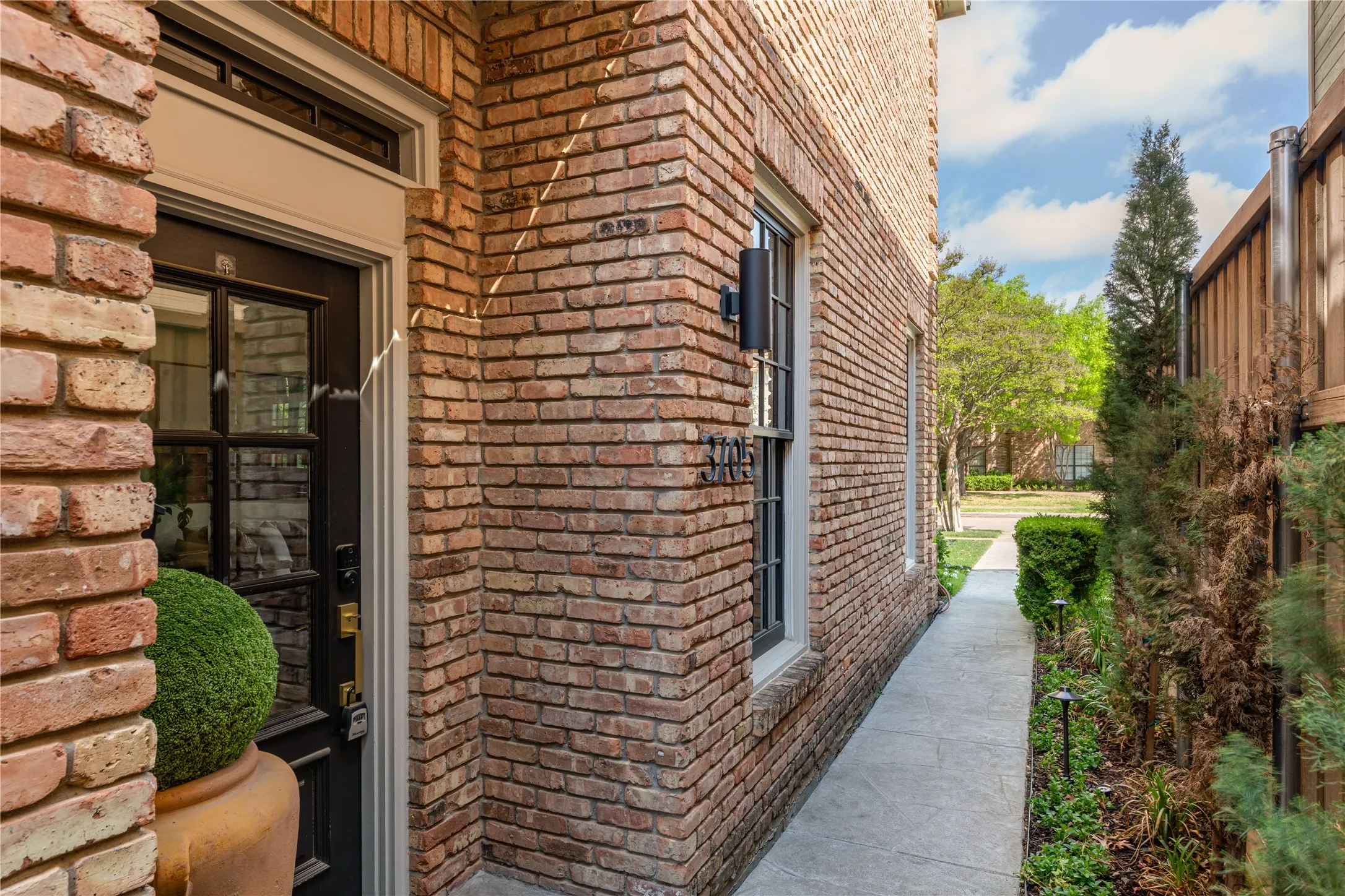 Single Family Residence For Rent in Dallas County , 3705 Binkley Avenue, University Park, Texas 75205, 3 Bedroom, 3 Bathroom, 2 Garage spaces, 3,176 Sqft, built in 1985, mls#21372524, Real Estate Agent in University Park, Homes For Rent in Dallas county, Homes For Rent in University Park, Realtor in University Park Texas, Real Estate Brokerage Independent Realty Texas, Luminita Cordes Realtor