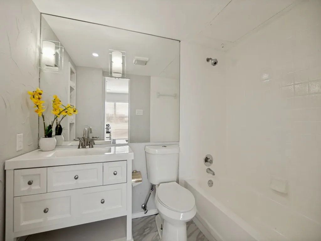 Condominium For Sale in Dallas County , 4221 Cole Avenue 206, Dallas, Texas 75205, 2 Bedroom, 2 Bathroom, 1 Garage spaces, 1,225 Sqft, built in 1983, mls#21367635, Real Estate Agent in Dallas, Homes For Sale in Dallas county, Homes For Sale in Dallas, Realtor in Dallas Texas, Real Estate Brokerage Independent Realty Texas, Luminita Cordes Realtor