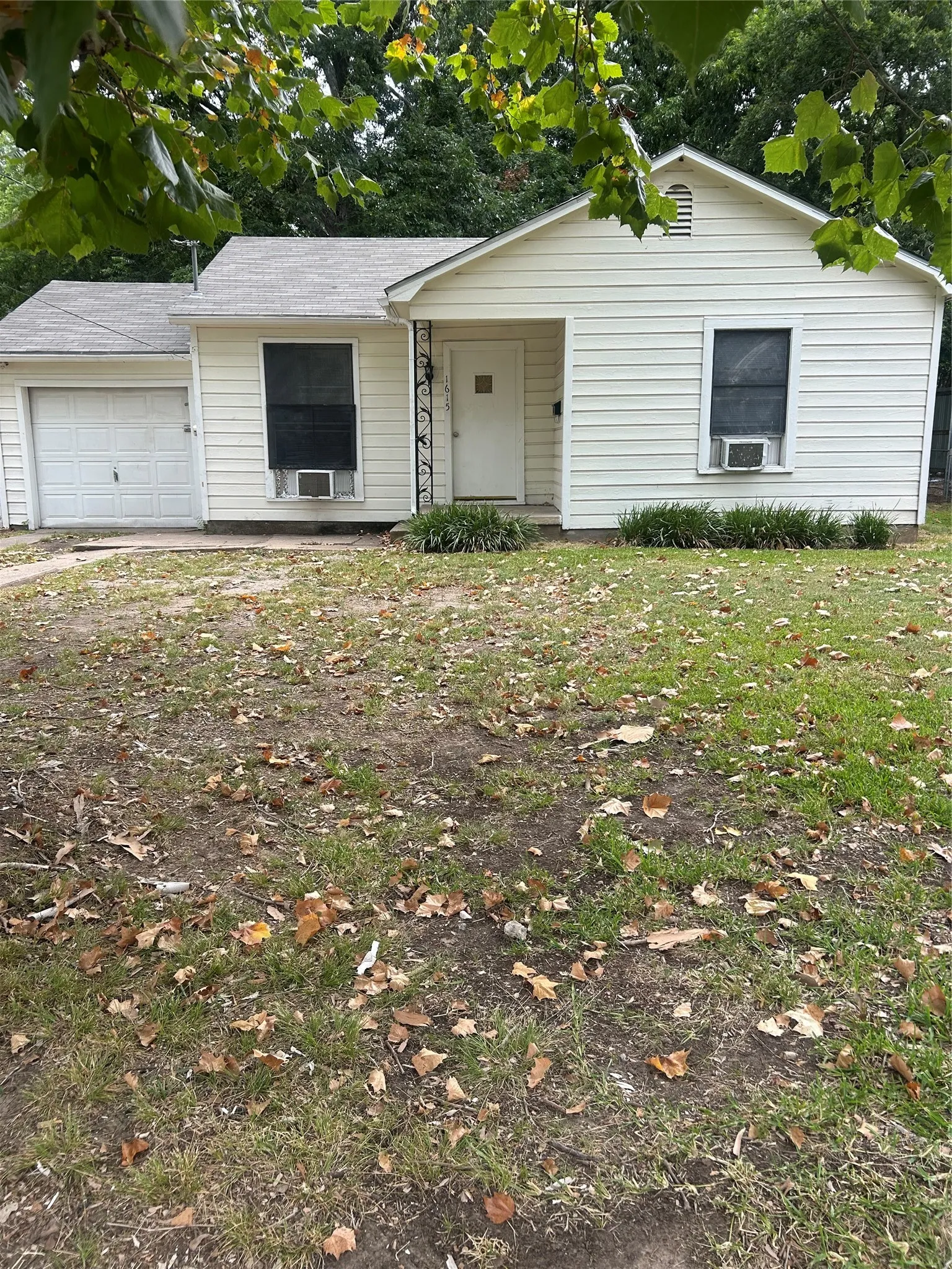 Single Family Residence For Rent in Grayson County , 1615 N Highland Avenue, Sherman, Texas 75092, 2 Bedroom, 1 Bathroom, 1 Garage spaces, 834 Sqft, built in 1952, mls#21372530, Real Estate Agent in Sherman, Homes For Rent in Grayson county, Homes For Rent in Sherman, Realtor in Sherman Texas, Real Estate Brokerage Independent Realty Texas, Luminita Cordes Realtor