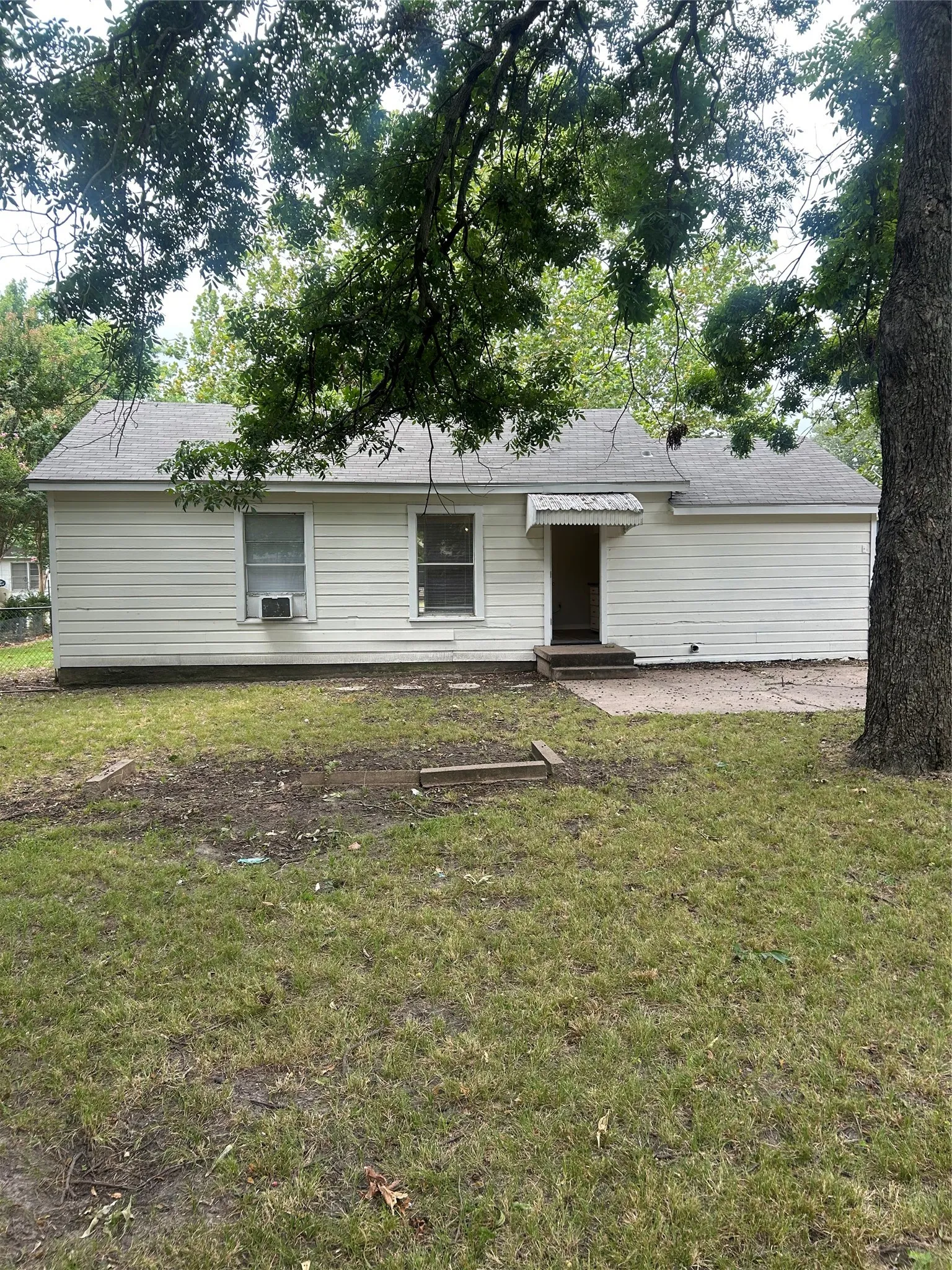 Single Family Residence For Rent in Grayson County , 1615 N Highland Avenue, Sherman, Texas 75092, 2 Bedroom, 1 Bathroom, 1 Garage spaces, 834 Sqft, built in 1952, mls#21372530, Real Estate Agent in Sherman, Homes For Rent in Grayson county, Homes For Rent in Sherman, Realtor in Sherman Texas, Real Estate Brokerage Independent Realty Texas, Luminita Cordes Realtor