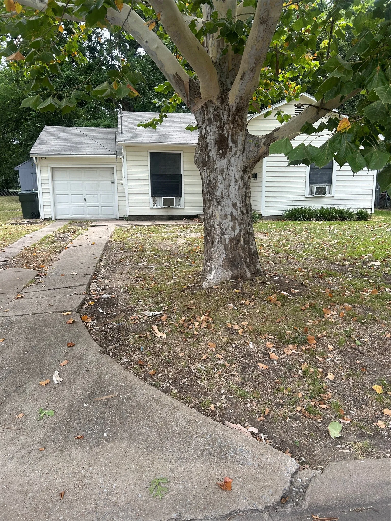 Single Family Residence For Rent in Grayson County , 1615 N Highland Avenue, Sherman, Texas 75092, 2 Bedroom, 1 Bathroom, 1 Garage spaces, 834 Sqft, built in 1952, mls#21372530, Real Estate Agent in Sherman, Homes For Rent in Grayson county, Homes For Rent in Sherman, Realtor in Sherman Texas, Real Estate Brokerage Independent Realty Texas, Luminita Cordes Realtor