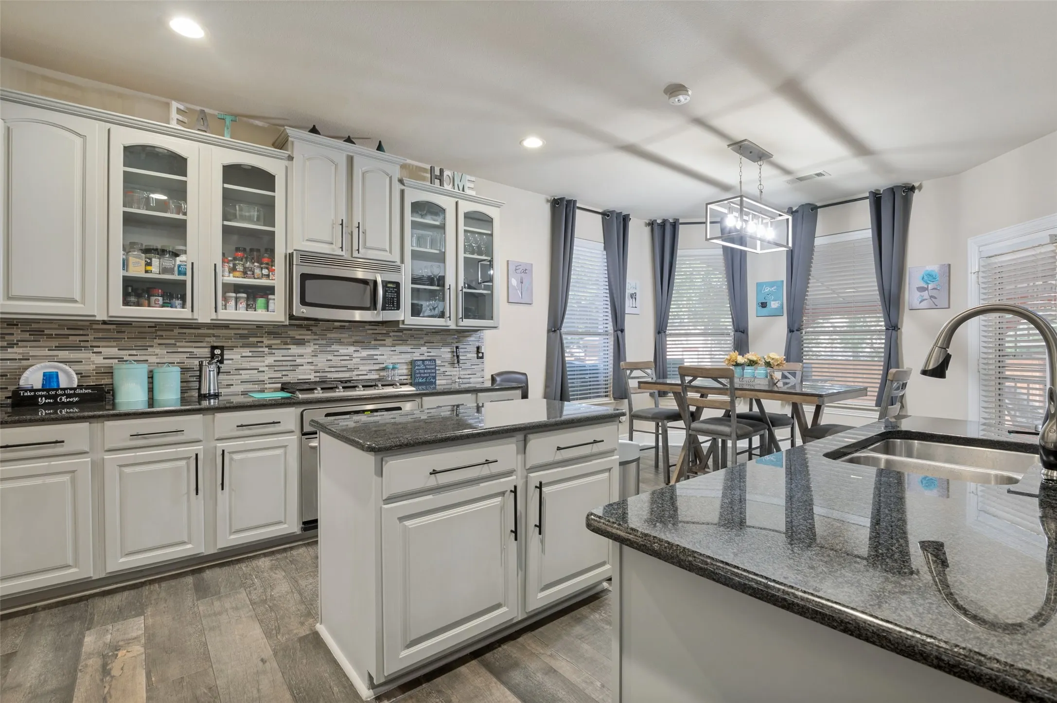 Single Family Residence For Sale in Dallas County , 1633 Turtle Point Drive, De Soto, Texas 75115, 4 Bedroom, 4 Bathroom, 2 Garage spaces, 3,743 Sqft, built in 2006, mls#21368911, Real Estate Agent in De Soto, Homes For Sale in Dallas county, Homes For Sale in De Soto, Realtor in De Soto Texas, Real Estate Brokerage Independent Realty Texas, Luminita Cordes Realtor