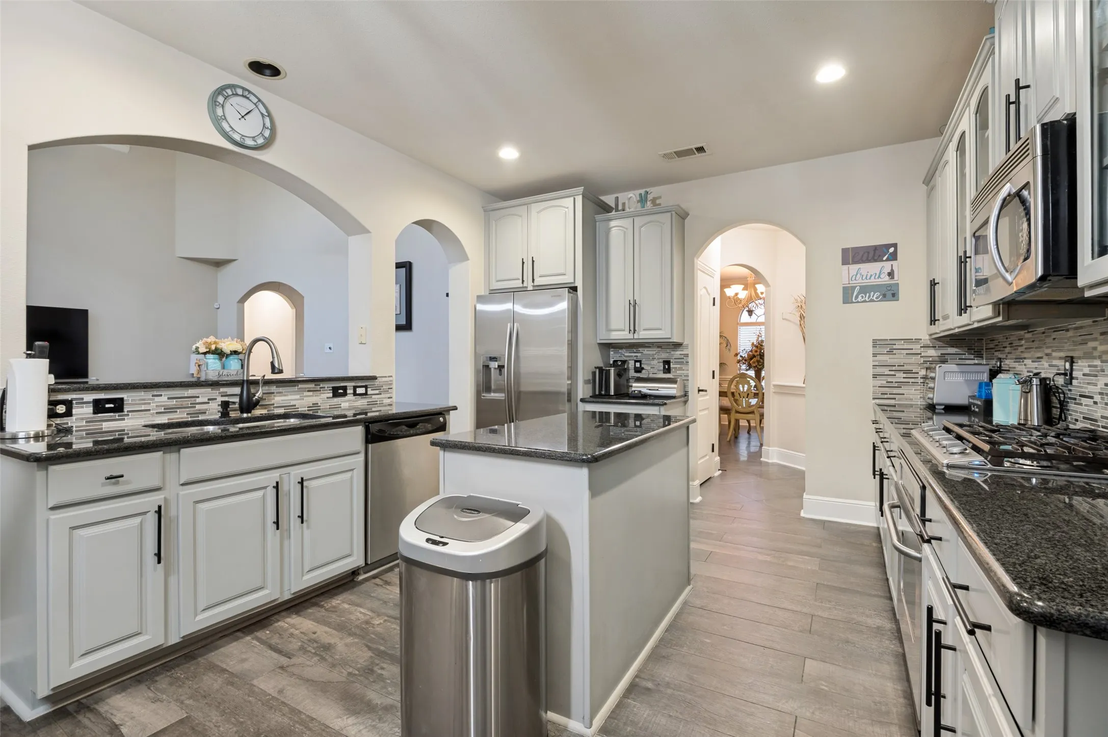 Single Family Residence For Sale in Dallas County , 1633 Turtle Point Drive, De Soto, Texas 75115, 4 Bedroom, 4 Bathroom, 2 Garage spaces, 3,743 Sqft, built in 2006, mls#21368911, Real Estate Agent in De Soto, Homes For Sale in Dallas county, Homes For Sale in De Soto, Realtor in De Soto Texas, Real Estate Brokerage Independent Realty Texas, Luminita Cordes Realtor