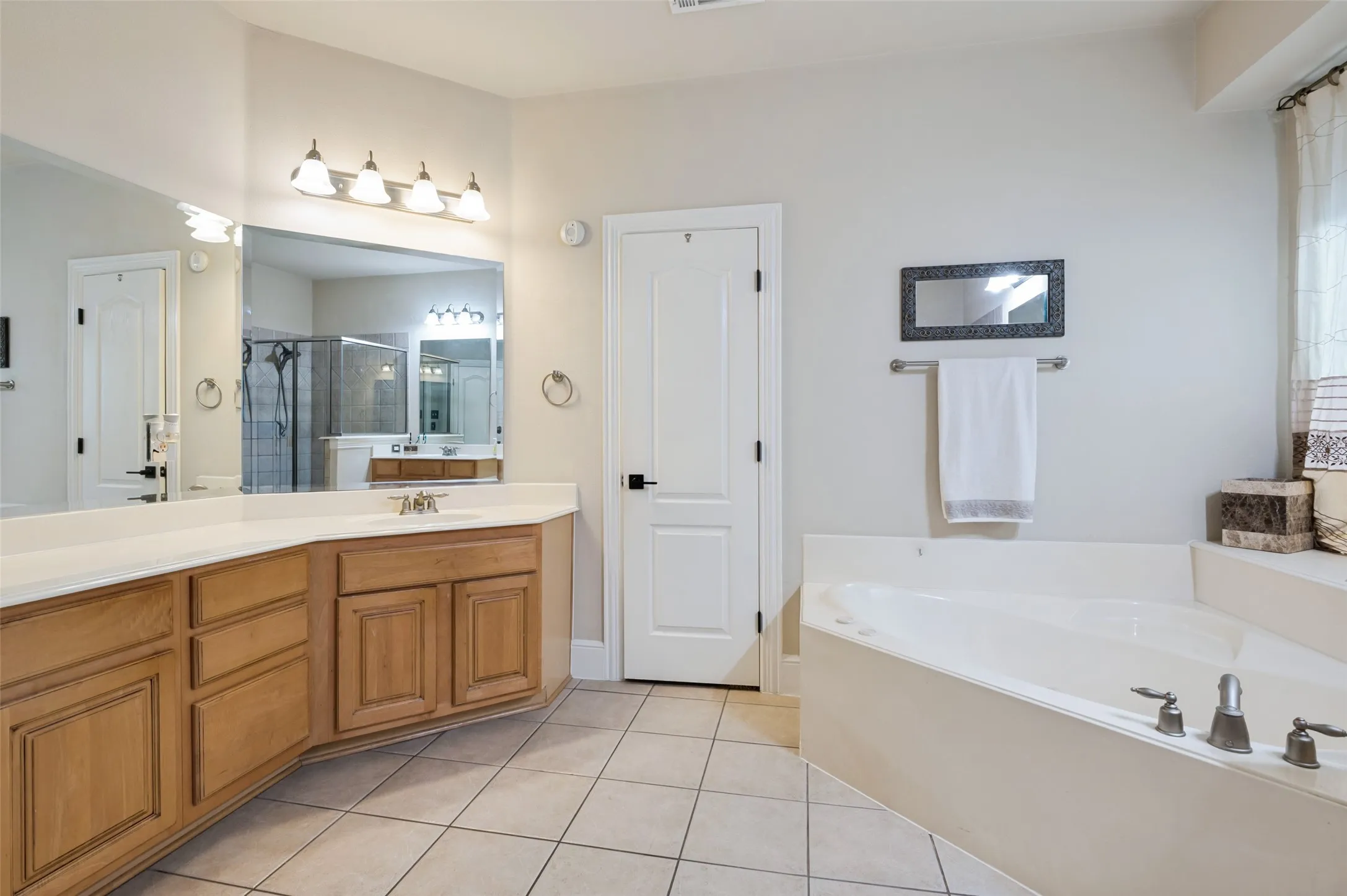 Single Family Residence For Sale in Dallas County , 1633 Turtle Point Drive, De Soto, Texas 75115, 4 Bedroom, 4 Bathroom, 2 Garage spaces, 3,743 Sqft, built in 2006, mls#21368911, Real Estate Agent in De Soto, Homes For Sale in Dallas county, Homes For Sale in De Soto, Realtor in De Soto Texas, Real Estate Brokerage Independent Realty Texas, Luminita Cordes Realtor