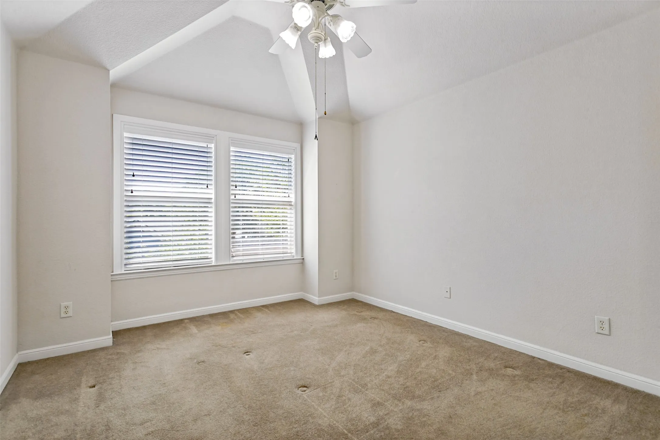 Single Family Residence For Sale in Tarrant County , 513 Dooley Court, Grapevine, Texas 76051, 4 Bedroom, 3 Bathroom, 2 Garage spaces, 2,568 Sqft, built in 2002, mls#21369781, Real Estate Agent in Grapevine, Homes For Sale in Tarrant county, Homes For Sale in Grapevine, Realtor in Grapevine Texas, Real Estate Brokerage Independent Realty Texas, Luminita Cordes Realtor