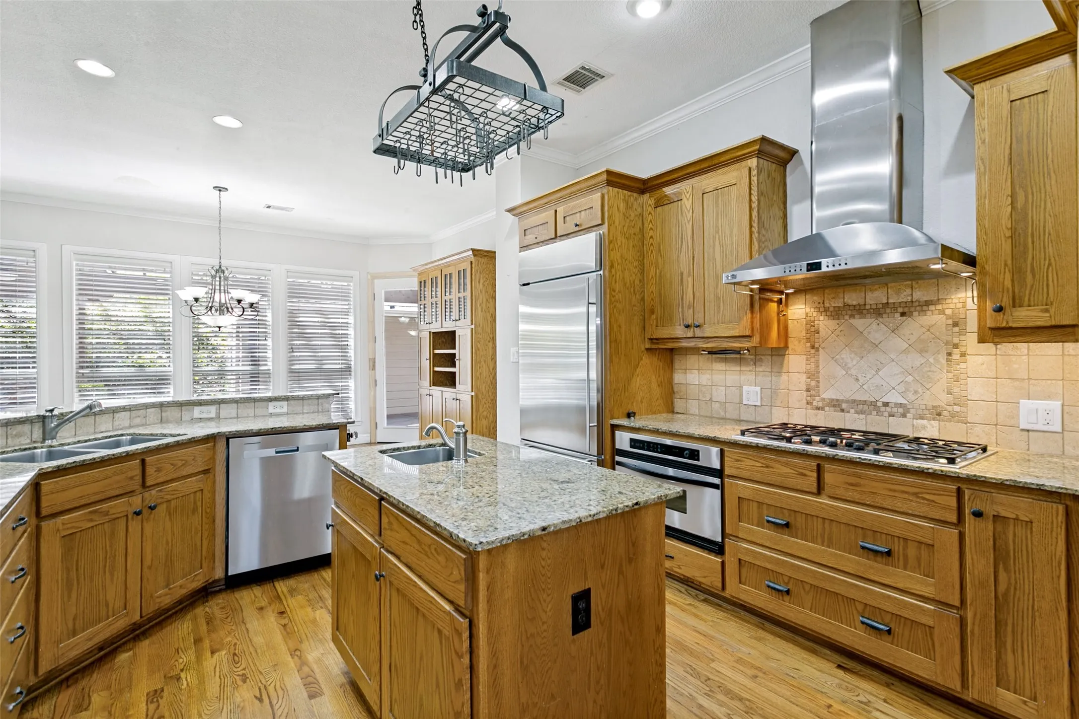 Single Family Residence For Sale in Tarrant County , 513 Dooley Court, Grapevine, Texas 76051, 4 Bedroom, 3 Bathroom, 2 Garage spaces, 2,568 Sqft, built in 2002, mls#21369781, Real Estate Agent in Grapevine, Homes For Sale in Tarrant county, Homes For Sale in Grapevine, Realtor in Grapevine Texas, Real Estate Brokerage Independent Realty Texas, Luminita Cordes Realtor