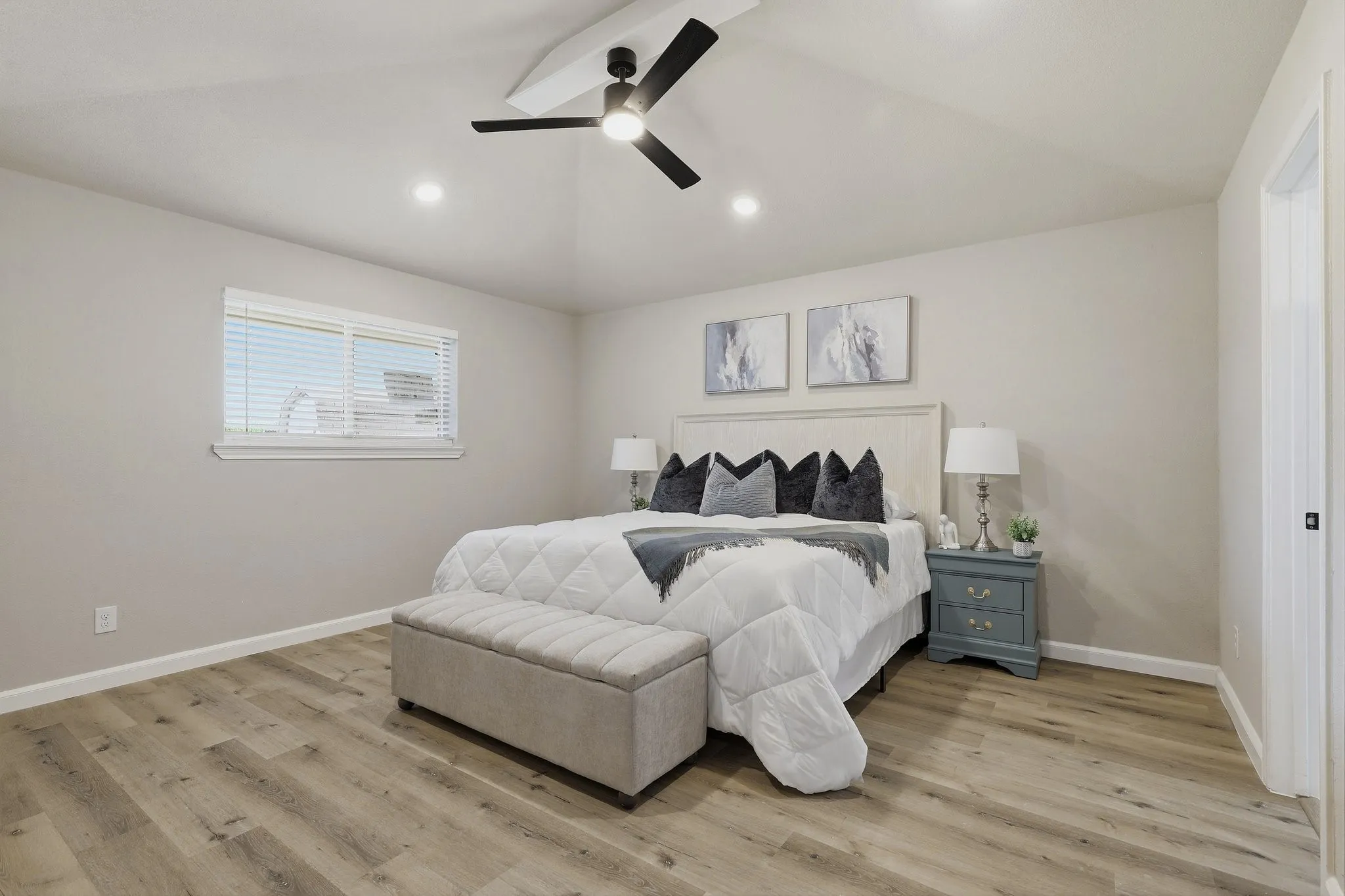 Vaulted ceiling with a ceiling fan, recessed lighting, wood-finish flooring, and window with horizontal blinds