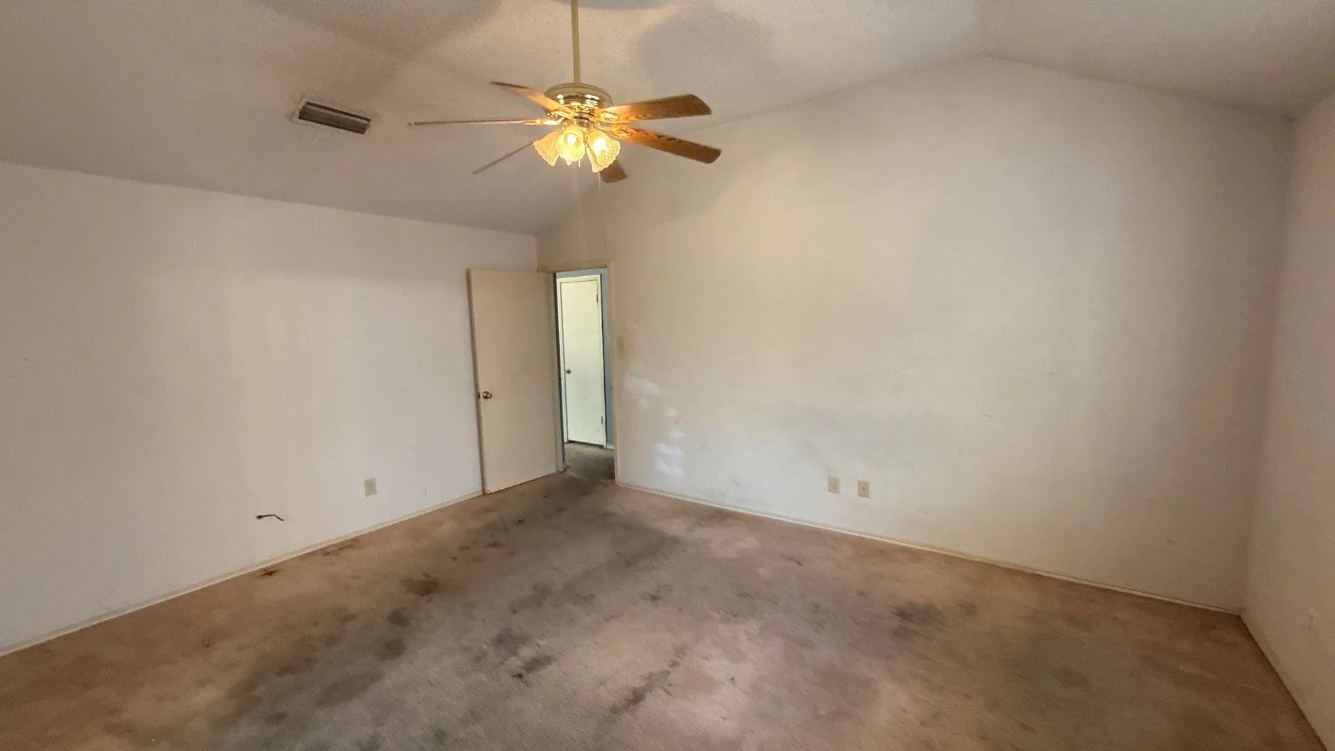 Single Family Residence For Sale in Dallas County , 914 Larue Drive, Cedar Hill, Texas 75104, 3 Bedroom, 2 Bathroom, 2 Garage spaces, 1,680 Sqft, built in 1987, mls#21370399, Real Estate Agent in Cedar Hill, Homes For Sale in Dallas county, Homes For Sale in Cedar Hill, Realtor in Cedar Hill Texas, Real Estate Brokerage Independent Realty Texas, Luminita Cordes Realtor