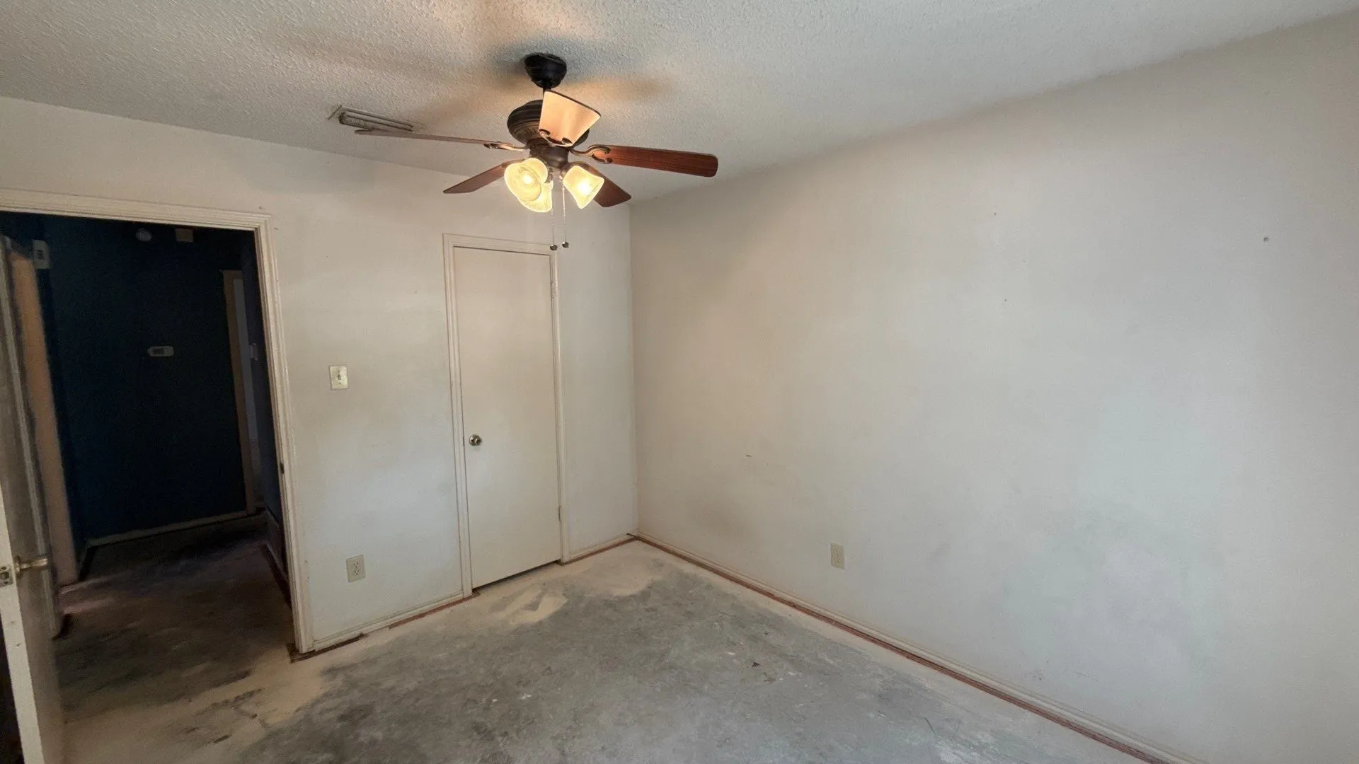 Ceiling fan with integrated lighting