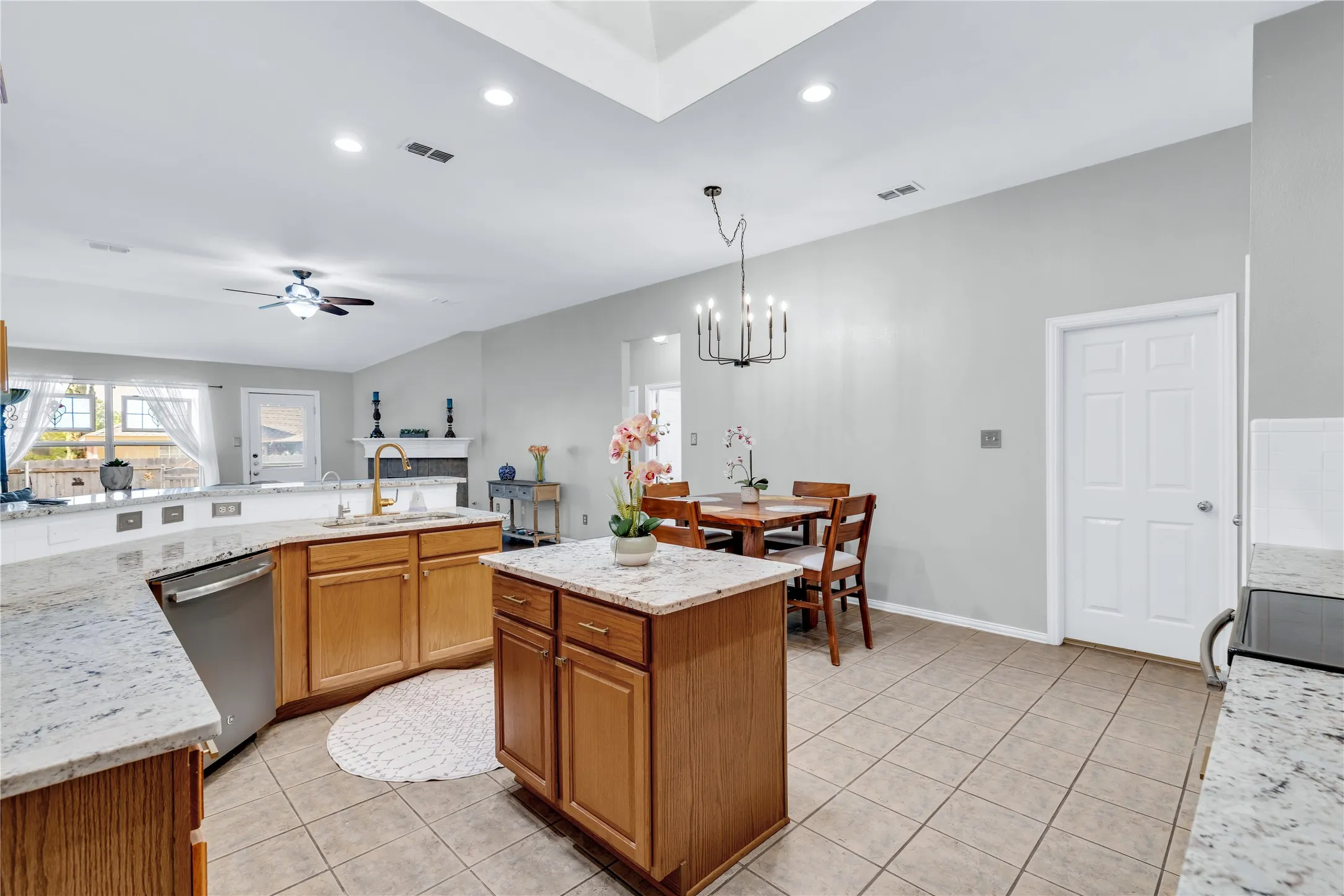 Single Family Residence For Sale in Tarrant County , 1065 Springhill Drive, Saginaw, Texas 76179, 4 Bedroom, 2 Bathroom, 2 Garage spaces, 2,259 Sqft, built in 2000, mls#21372544, Real Estate Agent in Saginaw, Homes For Sale in Tarrant county, Homes For Sale in Saginaw, Realtor in Saginaw Texas, Real Estate Brokerage Independent Realty Texas, Luminita Cordes Realtor