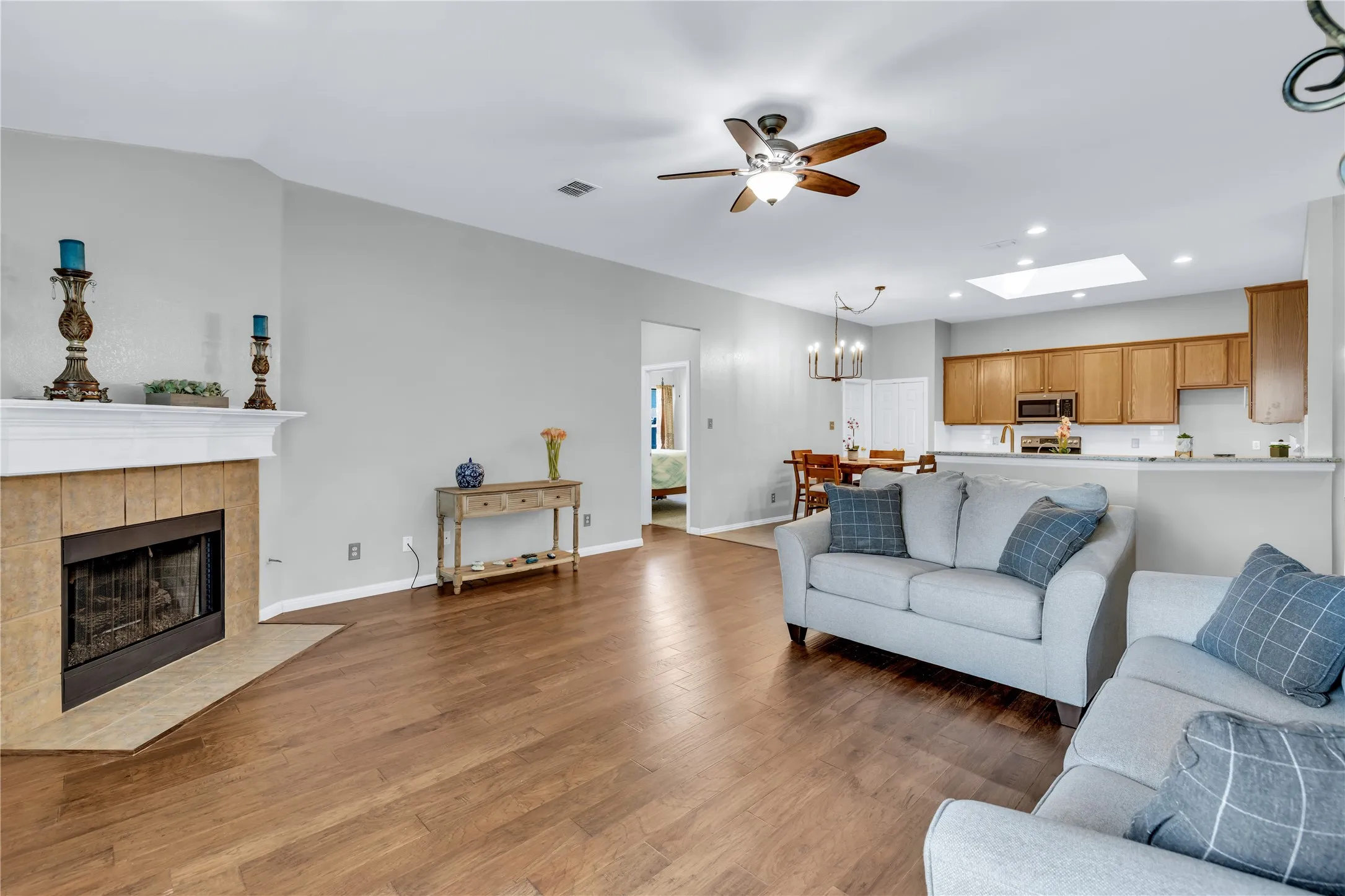 Single Family Residence For Sale in Tarrant County , 1065 Springhill Drive, Saginaw, Texas 76179, 4 Bedroom, 2 Bathroom, 2 Garage spaces, 2,259 Sqft, built in 2000, mls#21372544, Real Estate Agent in Saginaw, Homes For Sale in Tarrant county, Homes For Sale in Saginaw, Realtor in Saginaw Texas, Real Estate Brokerage Independent Realty Texas, Luminita Cordes Realtor