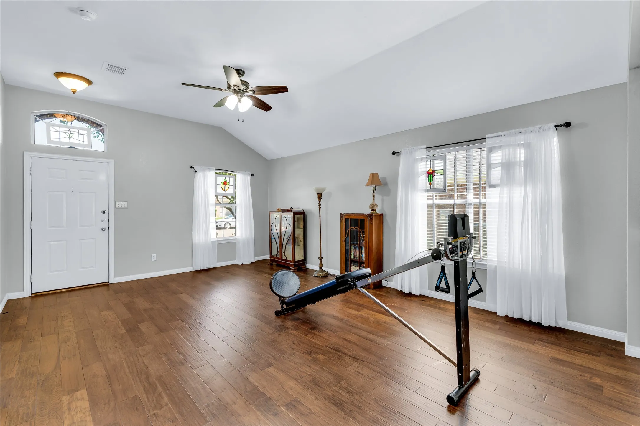 Single Family Residence For Sale in Tarrant County , 1065 Springhill Drive, Saginaw, Texas 76179, 4 Bedroom, 2 Bathroom, 2 Garage spaces, 2,259 Sqft, built in 2000, mls#21372544, Real Estate Agent in Saginaw, Homes For Sale in Tarrant county, Homes For Sale in Saginaw, Realtor in Saginaw Texas, Real Estate Brokerage Independent Realty Texas, Luminita Cordes Realtor