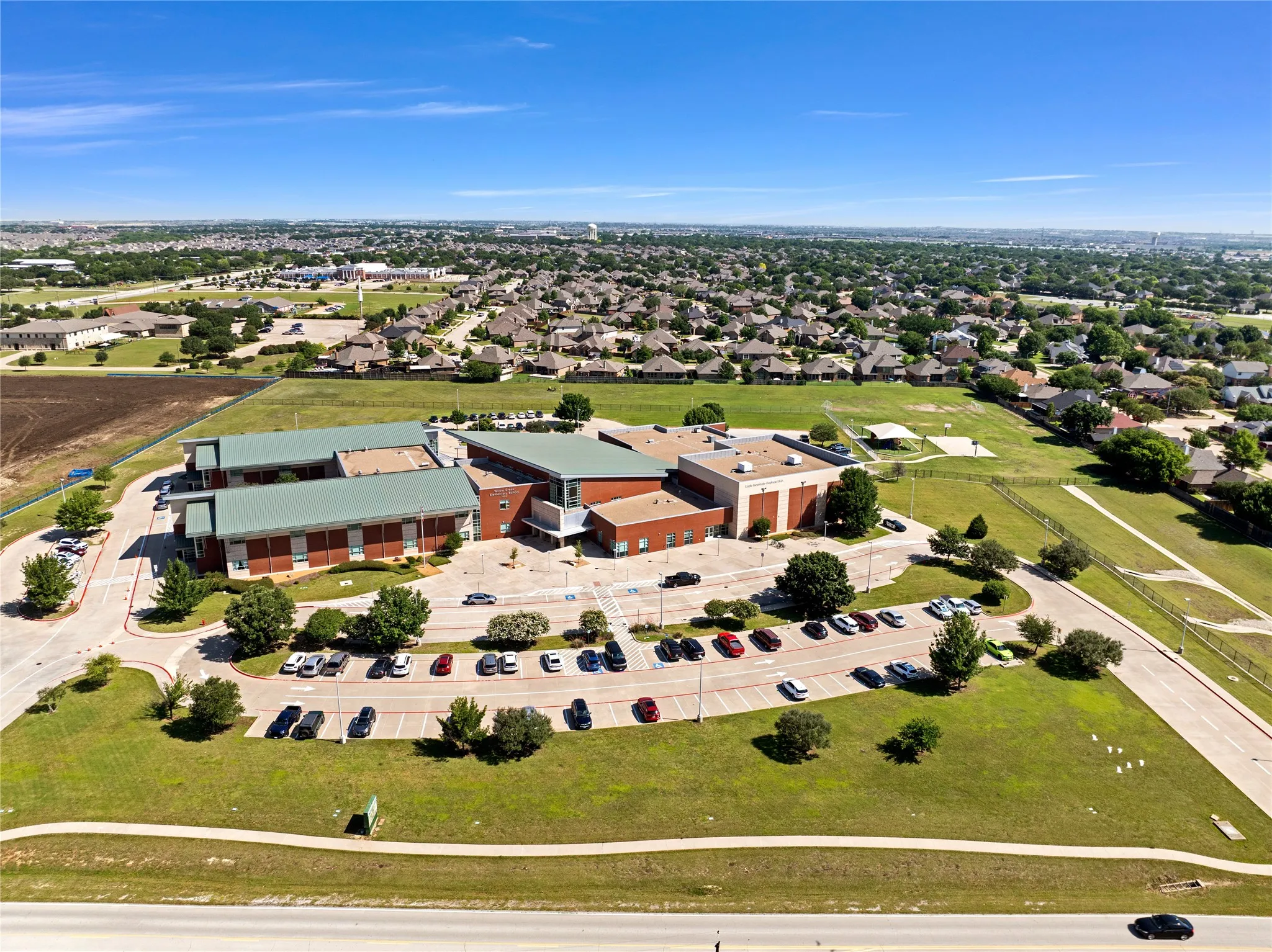 Single Family Residence For Sale in Tarrant County , 1065 Springhill Drive, Saginaw, Texas 76179, 4 Bedroom, 2 Bathroom, 2 Garage spaces, 2,259 Sqft, built in 2000, mls#21372544, Real Estate Agent in Saginaw, Homes For Sale in Tarrant county, Homes For Sale in Saginaw, Realtor in Saginaw Texas, Real Estate Brokerage Independent Realty Texas, Luminita Cordes Realtor