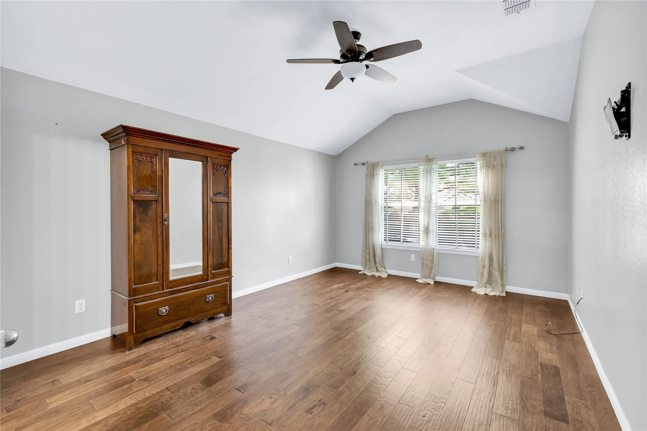 Single Family Residence For Sale in Tarrant County , 1065 Springhill Drive, Saginaw, Texas 76179, 4 Bedroom, 2 Bathroom, 2 Garage spaces, 2,259 Sqft, built in 2000, mls#21372544, Real Estate Agent in Saginaw, Homes For Sale in Tarrant county, Homes For Sale in Saginaw, Realtor in Saginaw Texas, Real Estate Brokerage Independent Realty Texas, Luminita Cordes Realtor