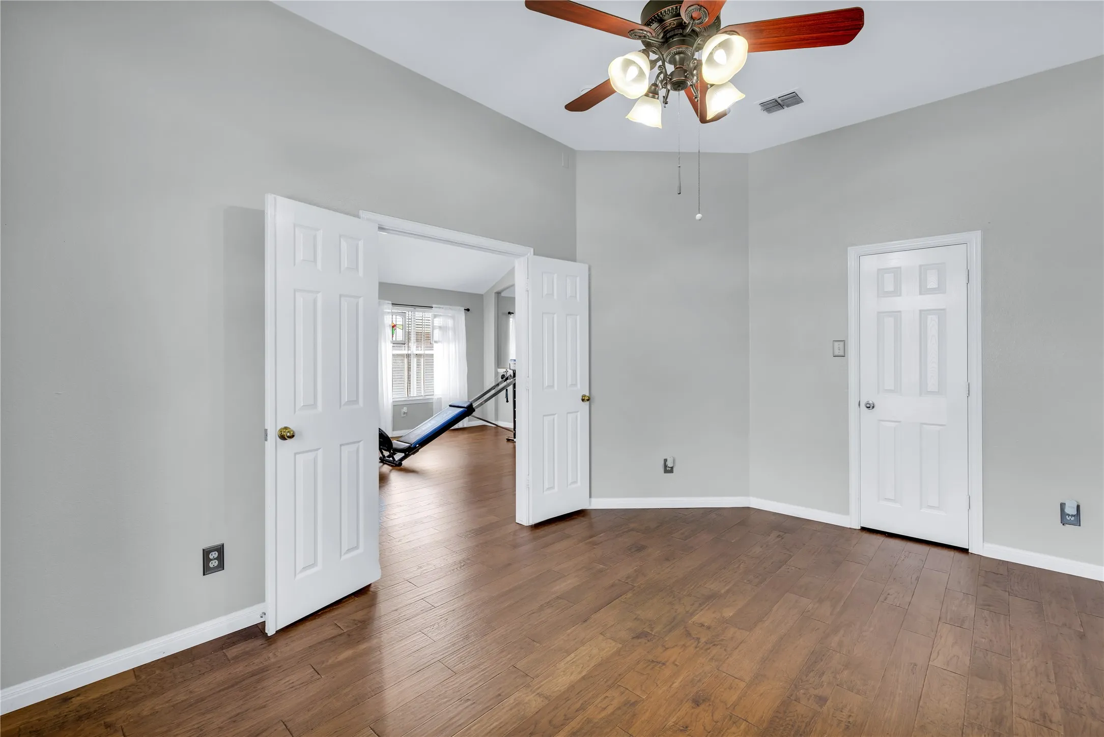 Single Family Residence For Sale in Tarrant County , 1065 Springhill Drive, Saginaw, Texas 76179, 4 Bedroom, 2 Bathroom, 2 Garage spaces, 2,259 Sqft, built in 2000, mls#21372544, Real Estate Agent in Saginaw, Homes For Sale in Tarrant county, Homes For Sale in Saginaw, Realtor in Saginaw Texas, Real Estate Brokerage Independent Realty Texas, Luminita Cordes Realtor