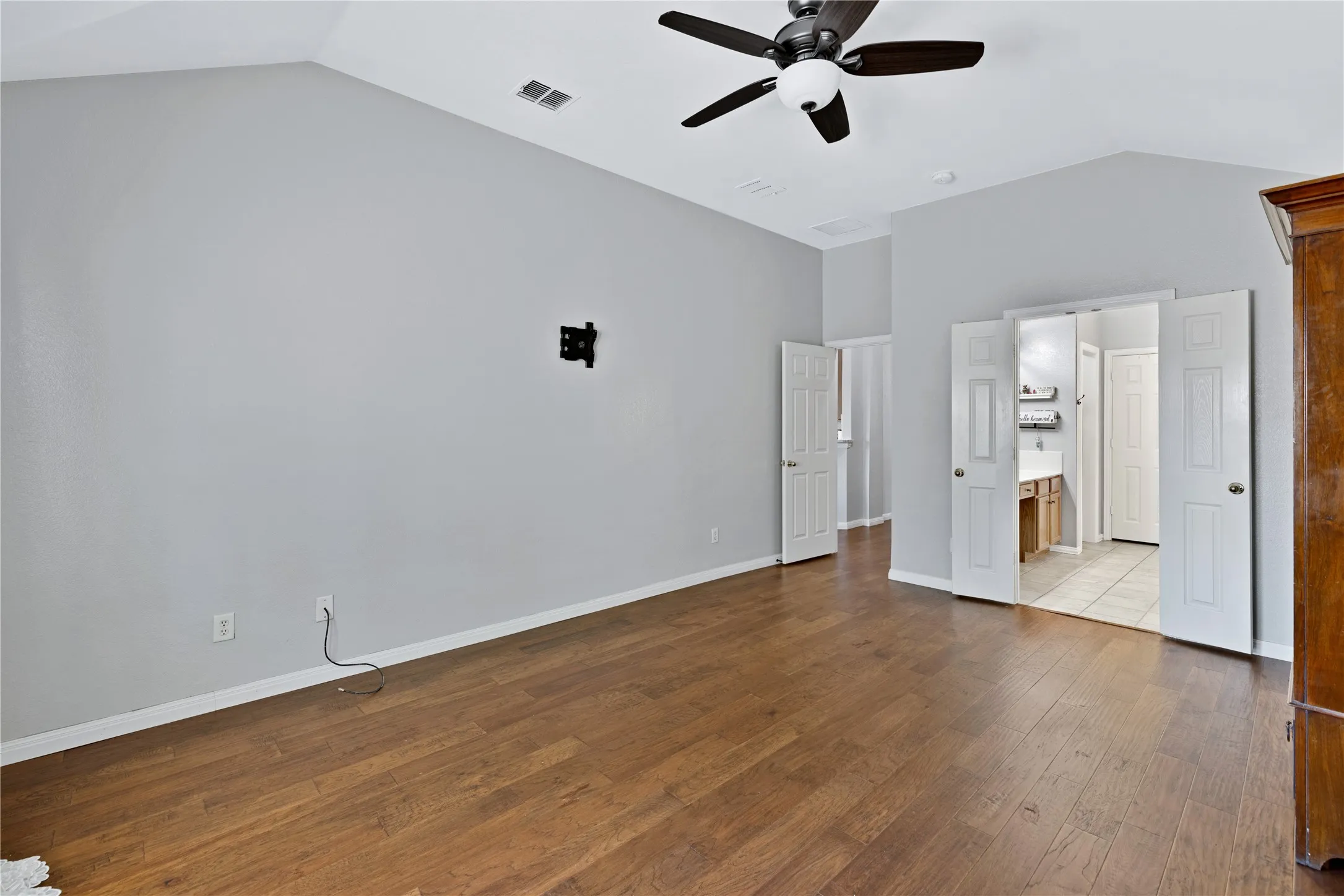 Single Family Residence For Sale in Tarrant County , 1065 Springhill Drive, Saginaw, Texas 76179, 4 Bedroom, 2 Bathroom, 2 Garage spaces, 2,259 Sqft, built in 2000, mls#21372544, Real Estate Agent in Saginaw, Homes For Sale in Tarrant county, Homes For Sale in Saginaw, Realtor in Saginaw Texas, Real Estate Brokerage Independent Realty Texas, Luminita Cordes Realtor