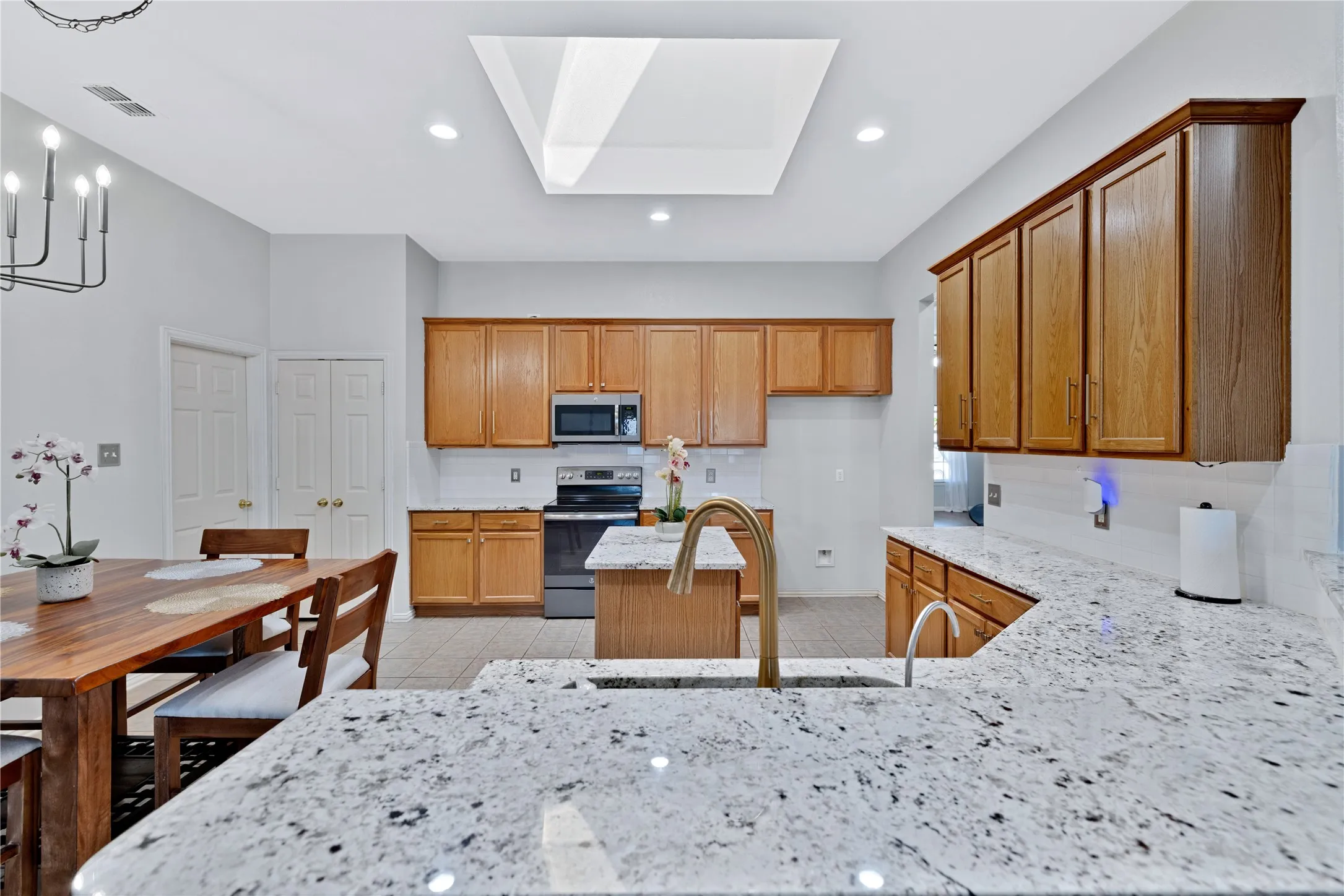 Single Family Residence For Sale in Tarrant County , 1065 Springhill Drive, Saginaw, Texas 76179, 4 Bedroom, 2 Bathroom, 2 Garage spaces, 2,259 Sqft, built in 2000, mls#21372544, Real Estate Agent in Saginaw, Homes For Sale in Tarrant county, Homes For Sale in Saginaw, Realtor in Saginaw Texas, Real Estate Brokerage Independent Realty Texas, Luminita Cordes Realtor