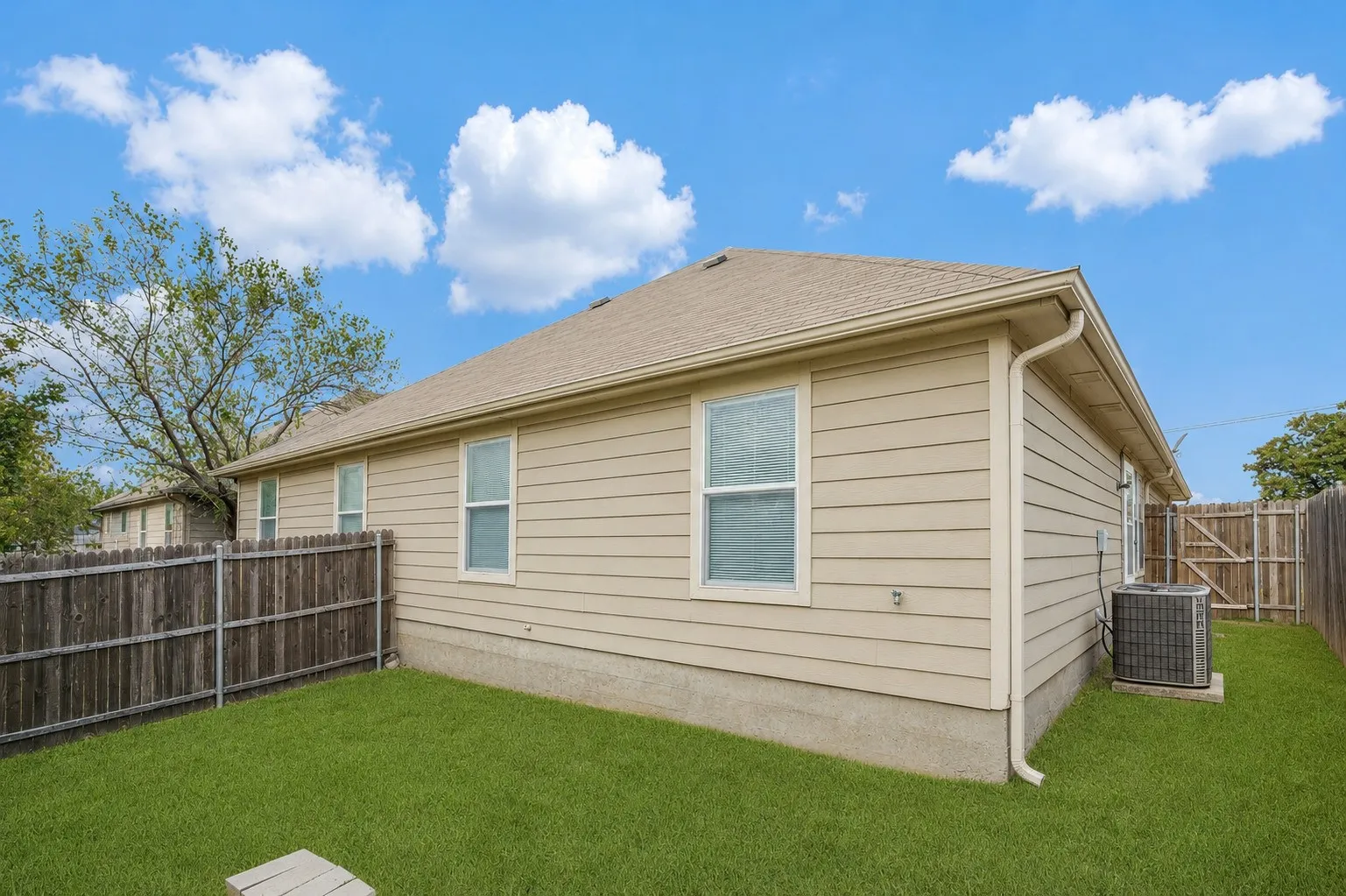 Single Family Residence For Rent in Denton County , 1114 Mulkey Lane, Denton, Texas 76209, 3 Bedroom, 2 Bathroom, Garage spaces, 1,265 Sqft, built in 2006, mls#21368664, Real Estate Agent in Denton, Homes For Rent in Denton county, Homes For Rent in Denton, Realtor in Denton Texas, Real Estate Brokerage Independent Realty Texas, Luminita Cordes Realtor