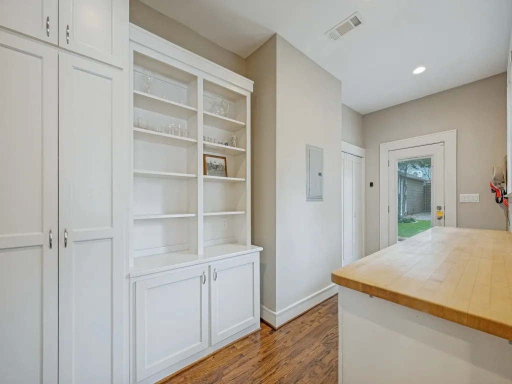 Single Family Residence For Sale in Tarrant County , 1320 Virginia Place, Fort Worth, Texas 76107, 2 Bedroom, 3 Bathroom, 2 Garage spaces, 1,892 Sqft, built in 1924, mls#21369009, Real Estate Agent in Fort Worth, Homes For Sale in Tarrant county, Homes For Sale in Fort Worth, Realtor in Fort Worth Texas, Real Estate Brokerage Independent Realty Texas, Luminita Cordes Realtor