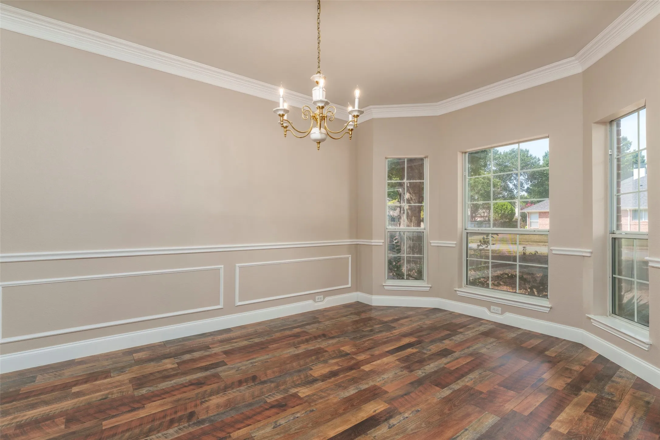 Single Family Residence For Sale in Tarrant County , 6101 Copperfield Drive, Arlington, Texas 76001, 4 Bedroom, 3 Bathroom, 2 Garage spaces, 2,522 Sqft, built in 1993, mls#21372036, Real Estate Agent in Arlington, Homes For Sale in Tarrant county, Homes For Sale in Arlington, Realtor in Arlington Texas, Real Estate Brokerage Independent Realty Texas, Luminita Cordes Realtor
