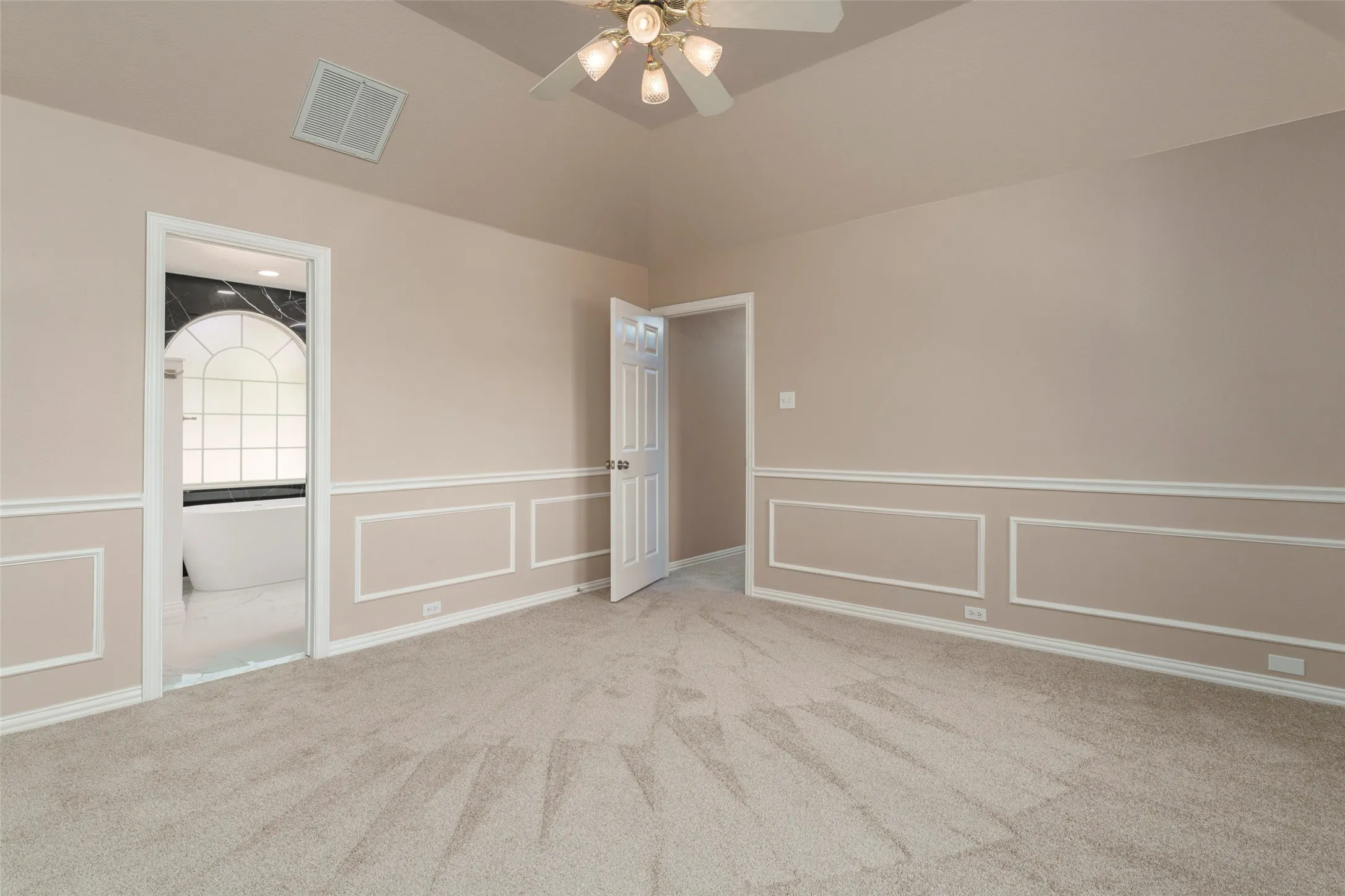 Single Family Residence For Sale in Tarrant County , 6101 Copperfield Drive, Arlington, Texas 76001, 4 Bedroom, 3 Bathroom, 2 Garage spaces, 2,522 Sqft, built in 1993, mls#21372036, Real Estate Agent in Arlington, Homes For Sale in Tarrant county, Homes For Sale in Arlington, Realtor in Arlington Texas, Real Estate Brokerage Independent Realty Texas, Luminita Cordes Realtor