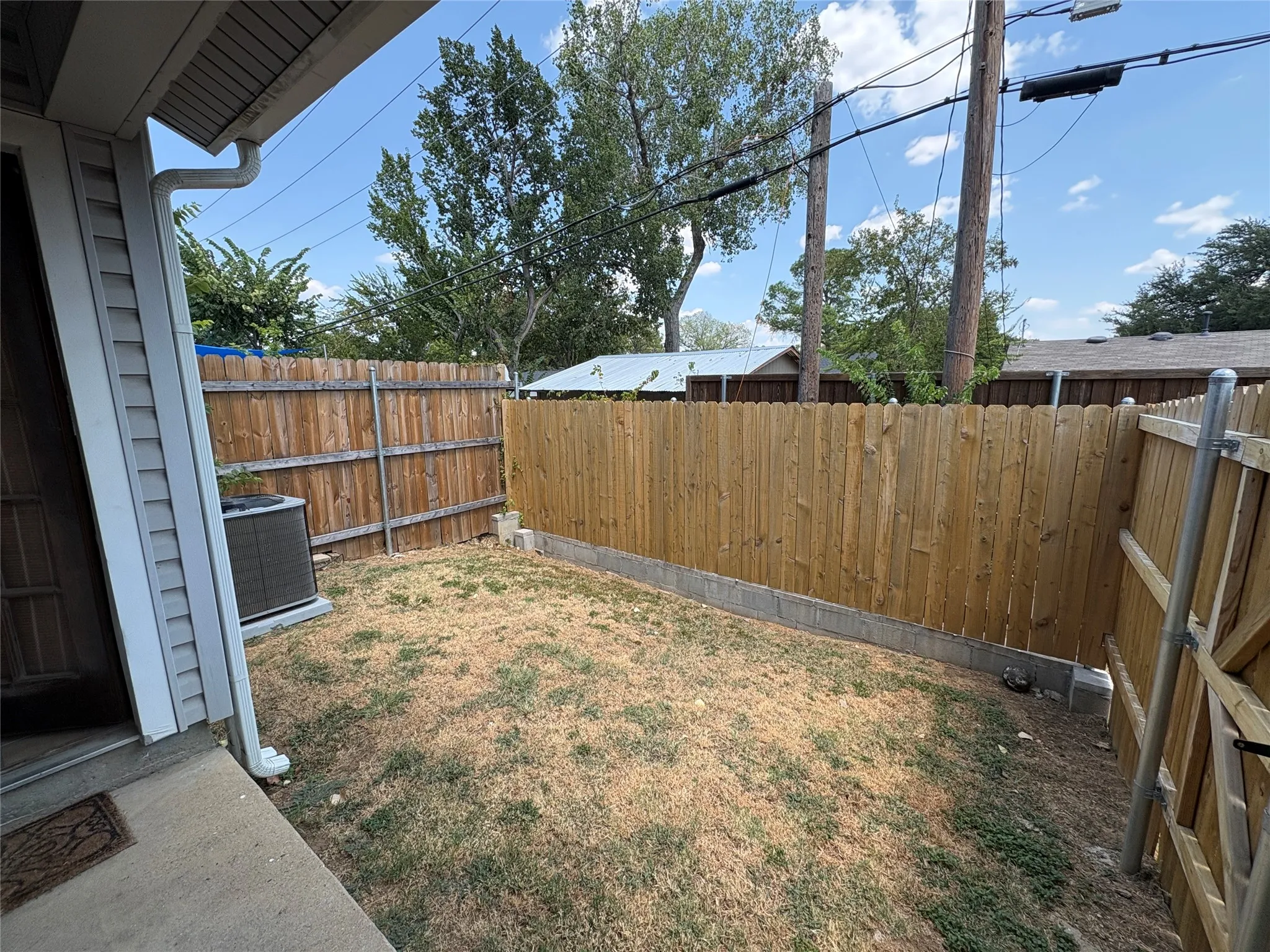 Townhouse For Sale in Denton County , 625 Manco Road 112, Lewisville, Texas 75067, 2 Bedroom, 3 Bathroom, 1 Garage spaces, 1,104 Sqft, built in 1985, mls#21372542, Real Estate Agent in Lewisville, Homes For Sale in Denton county, Homes For Sale in Lewisville, Realtor in Lewisville Texas, Real Estate Brokerage Independent Realty Texas, Luminita Cordes Realtor