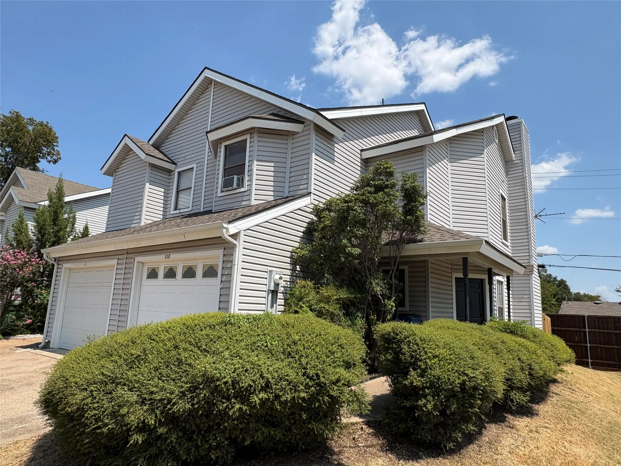 Townhouse For Sale in Denton County , 625 Manco Road 112, Lewisville, Texas 75067, 2 Bedroom, 3 Bathroom, 1 Garage spaces, 1,104 Sqft, built in 1985, mls#21372542, Real Estate Agent in Lewisville, Homes For Sale in Denton county, Homes For Sale in Lewisville, Realtor in Lewisville Texas, Real Estate Brokerage Independent Realty Texas, Luminita Cordes Realtor