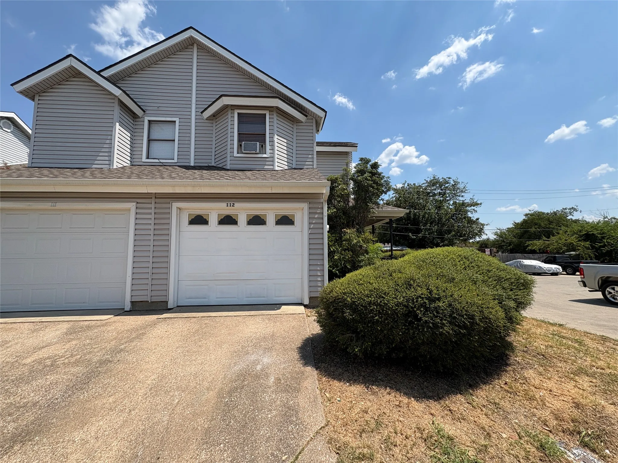 Townhouse For Sale in Denton County , 625 Manco Road 112, Lewisville, Texas 75067, 2 Bedroom, 3 Bathroom, 1 Garage spaces, 1,104 Sqft, built in 1985, mls#21372542, Real Estate Agent in Lewisville, Homes For Sale in Denton county, Homes For Sale in Lewisville, Realtor in Lewisville Texas, Real Estate Brokerage Independent Realty Texas, Luminita Cordes Realtor