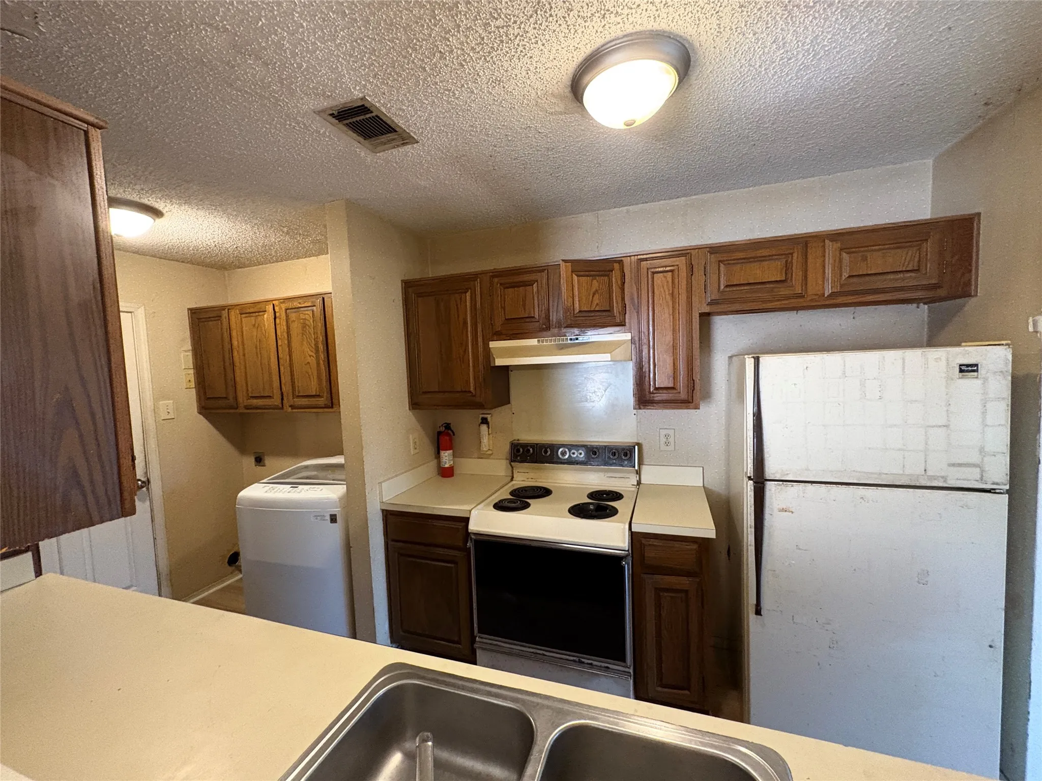 Townhouse For Sale in Denton County , 625 Manco Road 112, Lewisville, Texas 75067, 2 Bedroom, 3 Bathroom, 1 Garage spaces, 1,104 Sqft, built in 1985, mls#21372542, Real Estate Agent in Lewisville, Homes For Sale in Denton county, Homes For Sale in Lewisville, Realtor in Lewisville Texas, Real Estate Brokerage Independent Realty Texas, Luminita Cordes Realtor