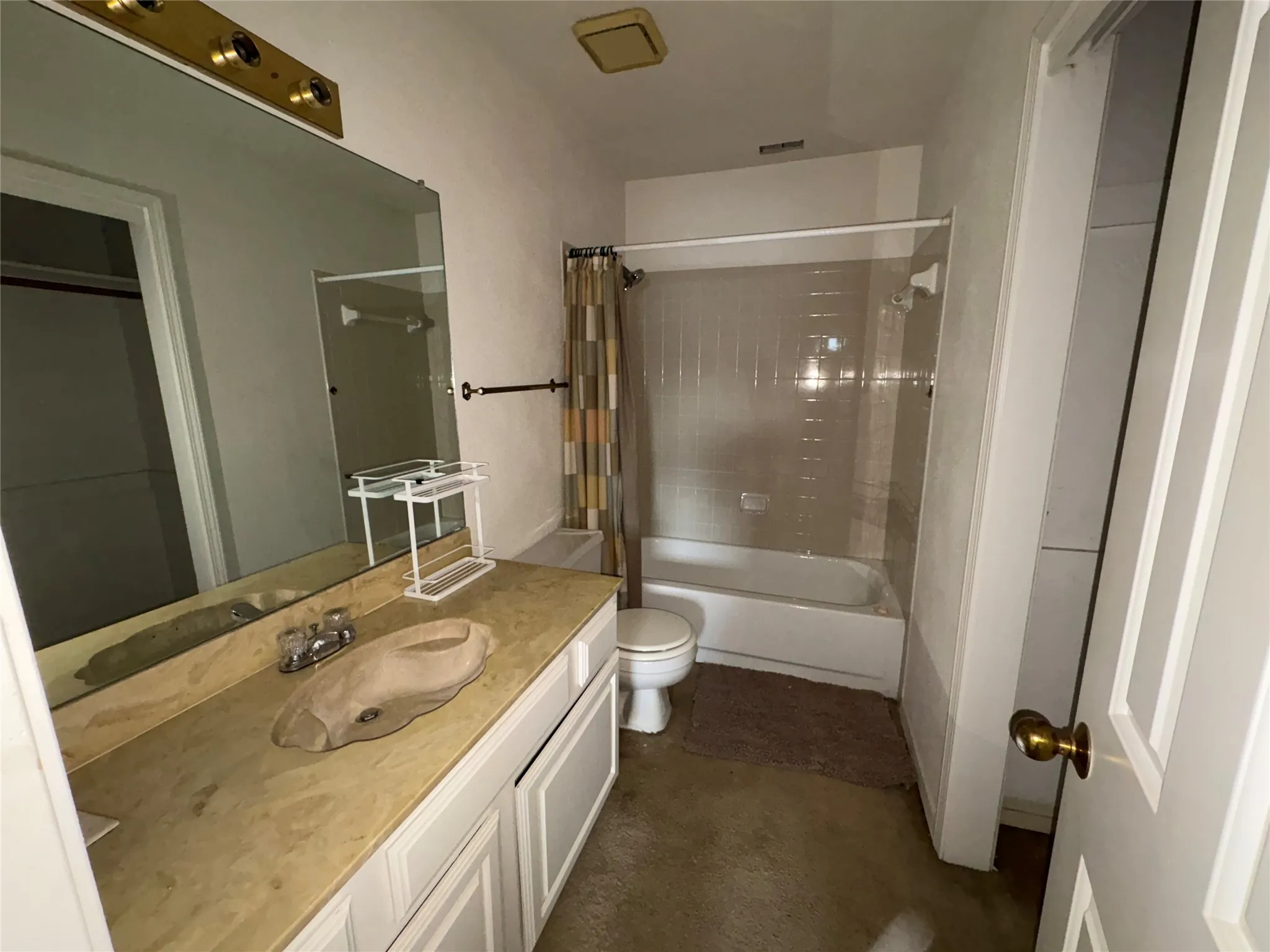 Townhouse For Sale in Denton County , 625 Manco Road 112, Lewisville, Texas 75067, 2 Bedroom, 3 Bathroom, 1 Garage spaces, 1,104 Sqft, built in 1985, mls#21372542, Real Estate Agent in Lewisville, Homes For Sale in Denton county, Homes For Sale in Lewisville, Realtor in Lewisville Texas, Real Estate Brokerage Independent Realty Texas, Luminita Cordes Realtor