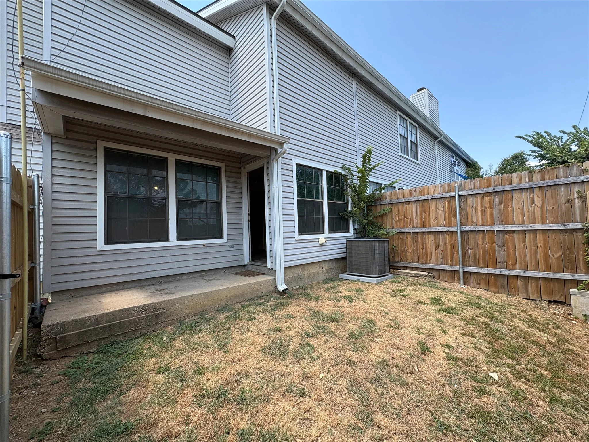 Townhouse For Sale in Denton County , 625 Manco Road 112, Lewisville, Texas 75067, 2 Bedroom, 3 Bathroom, 1 Garage spaces, 1,104 Sqft, built in 1985, mls#21372542, Real Estate Agent in Lewisville, Homes For Sale in Denton county, Homes For Sale in Lewisville, Realtor in Lewisville Texas, Real Estate Brokerage Independent Realty Texas, Luminita Cordes Realtor