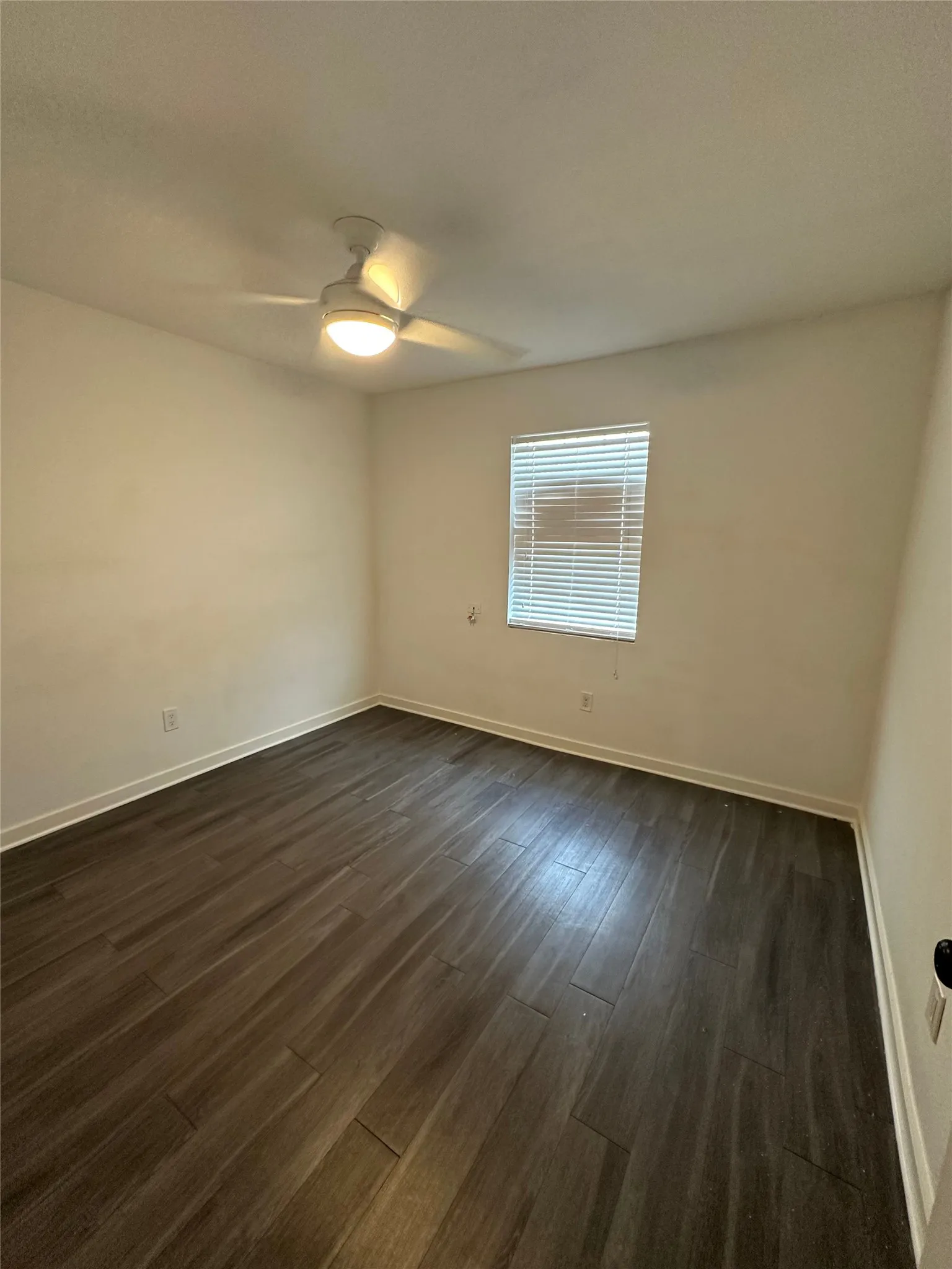 Apartment For Rent in Dallas County , 321 E 8th Street 206, Dallas, Texas 75203, 2 Bedroom, 1 Bathroom, Garage spaces, 795 Sqft, built in 1962, mls#21372545, Real Estate Agent in Dallas, Homes For Rent in Dallas county, Homes For Rent in Dallas, Realtor in Dallas Texas, Real Estate Brokerage Independent Realty Texas, Luminita Cordes Realtor