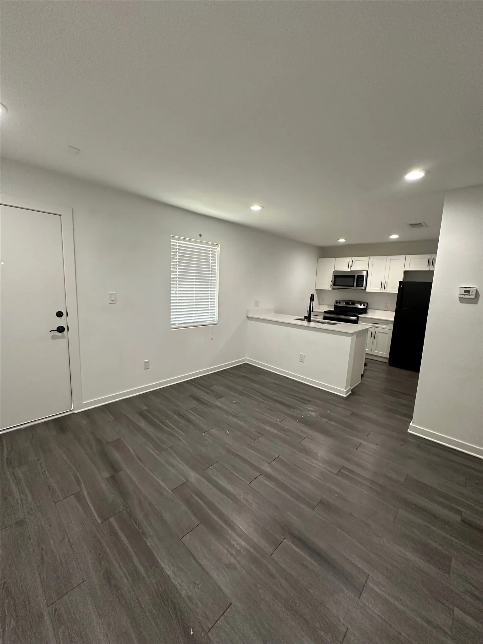 Apartment For Rent in Dallas County , 321 E 8th Street 206, Dallas, Texas 75203, 2 Bedroom, 1 Bathroom, Garage spaces, 795 Sqft, built in 1962, mls#21372545, Real Estate Agent in Dallas, Homes For Rent in Dallas county, Homes For Rent in Dallas, Realtor in Dallas Texas, Real Estate Brokerage Independent Realty Texas, Luminita Cordes Realtor