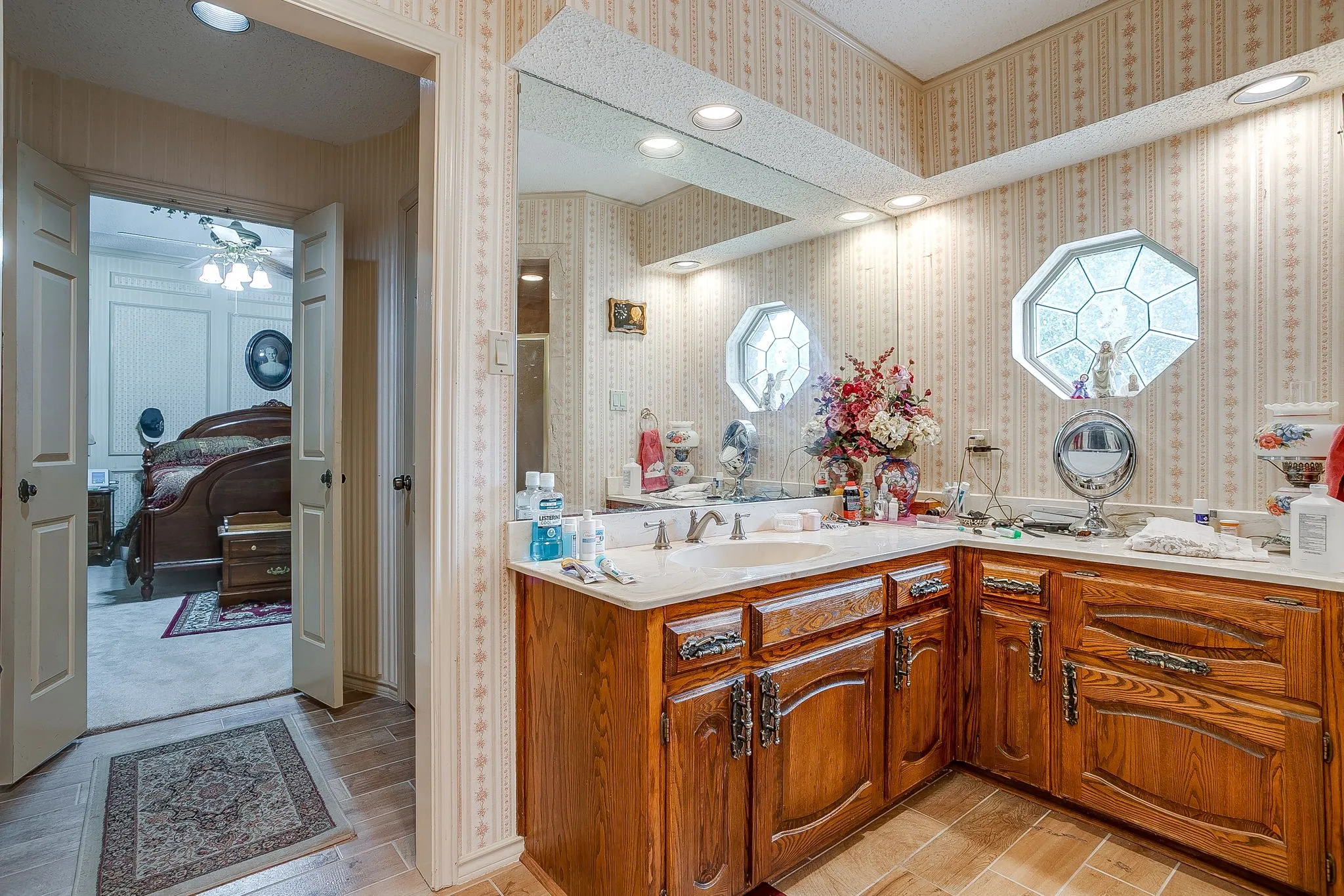 Dual vanity with a built-in mirror and recessed lighting