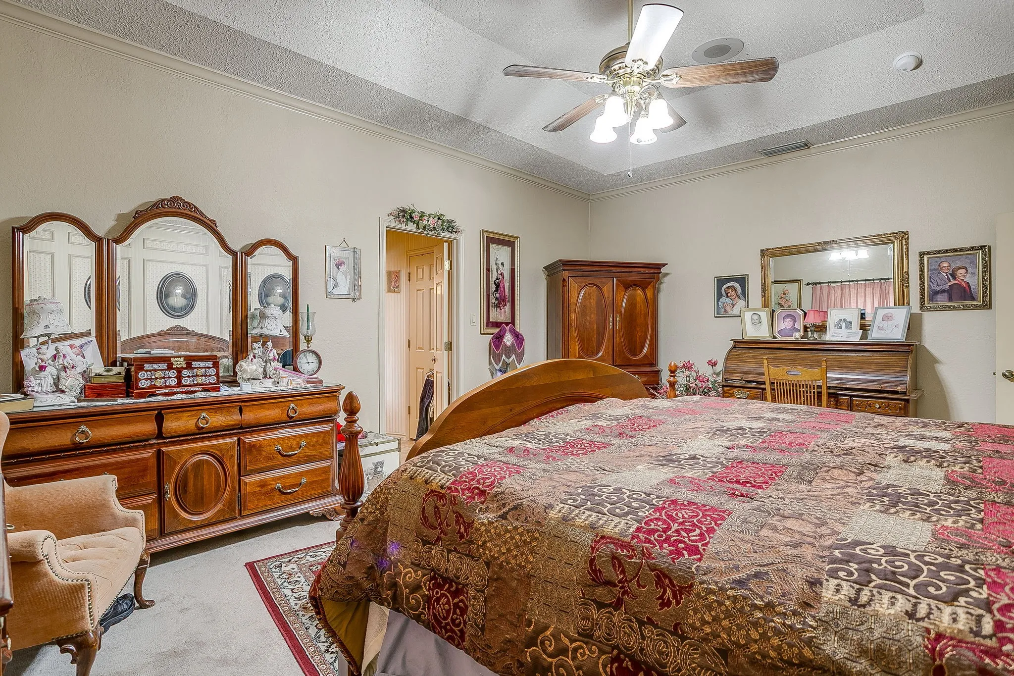 Tray ceiling with crown molding