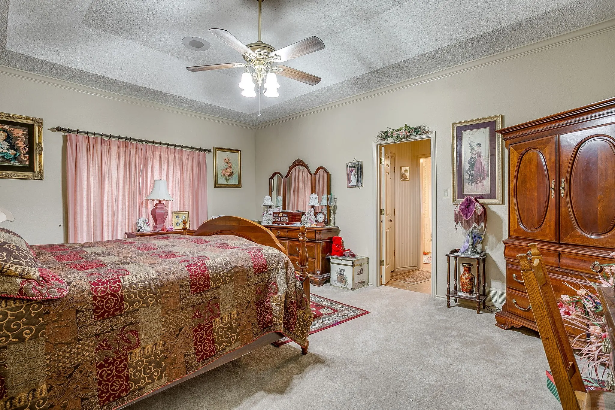 Tray ceiling with crown molding