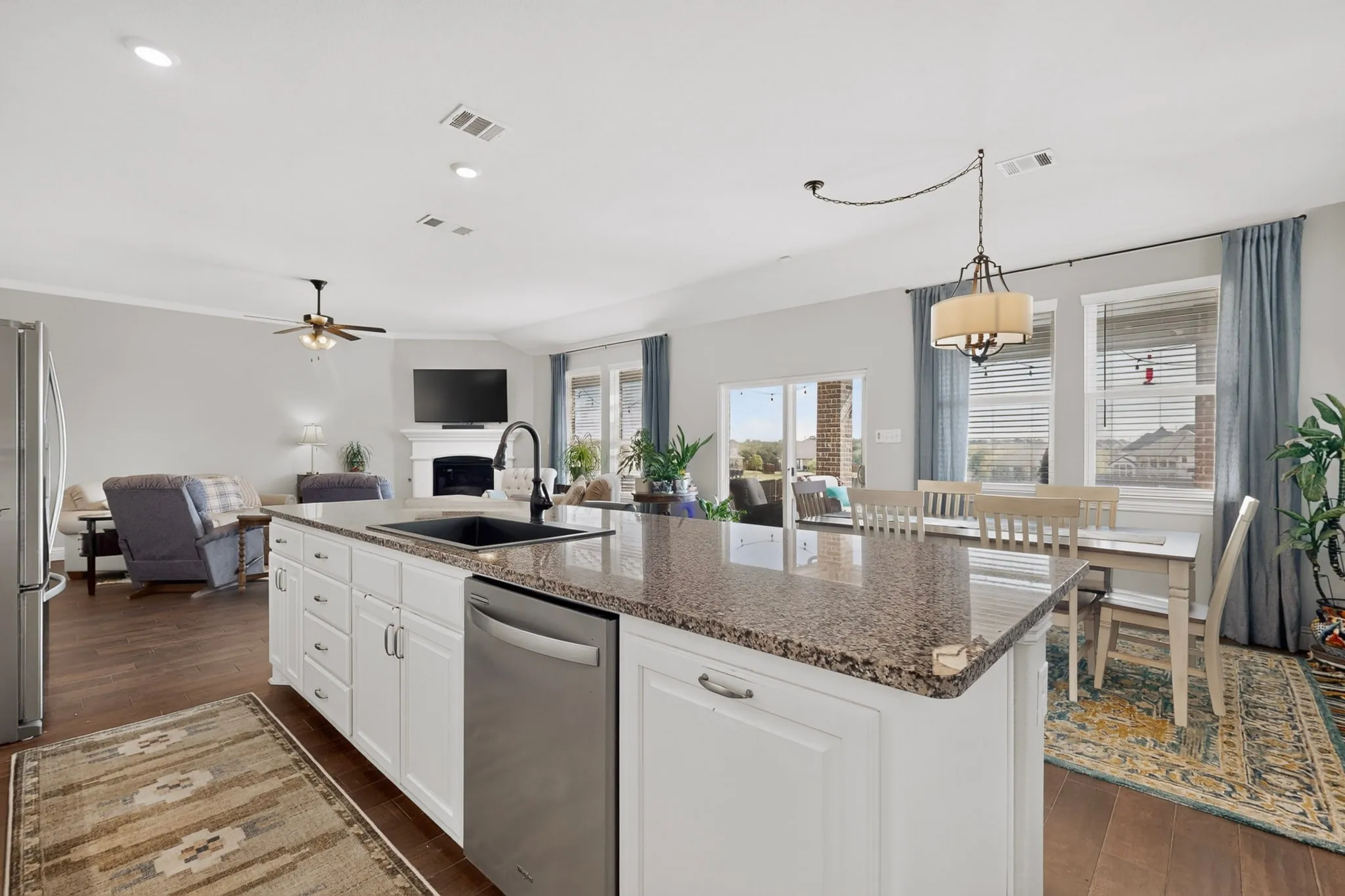 Single Family Residence For Sale in Rockwall County , 4102 Blythe Street, Rockwall, Texas 75032, 3 Bedroom, 3 Bathroom, 2 Garage spaces, 2,397 Sqft, built in 2019, mls#21372520, Real Estate Agent in Rockwall, Homes For Sale in Rockwall county, Homes For Sale in Rockwall, Realtor in Rockwall Texas, Real Estate Brokerage Independent Realty Texas, Luminita Cordes Realtor