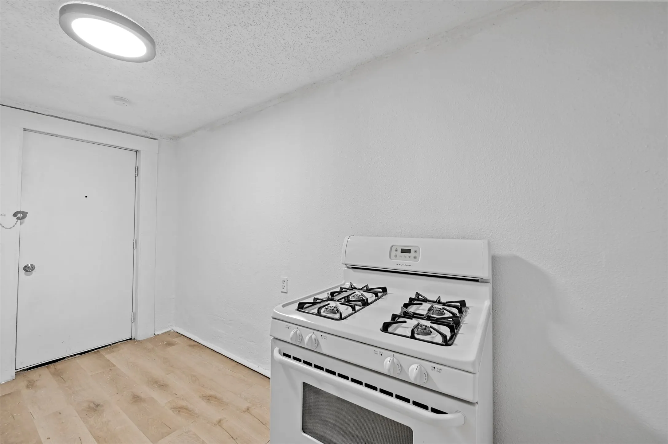 Apartment For Rent in Dallas County , 1914 Mcbroom Street 1, Dallas, Texas 75212, 1 Bedroom, 1 Bathroom, Garage spaces, 550 Sqft, built in 1949, mls#21372569, Real Estate Agent in Dallas, Homes For Rent in Dallas county, Homes For Rent in Dallas, Realtor in Dallas Texas, Real Estate Brokerage Independent Realty Texas, Luminita Cordes Realtor