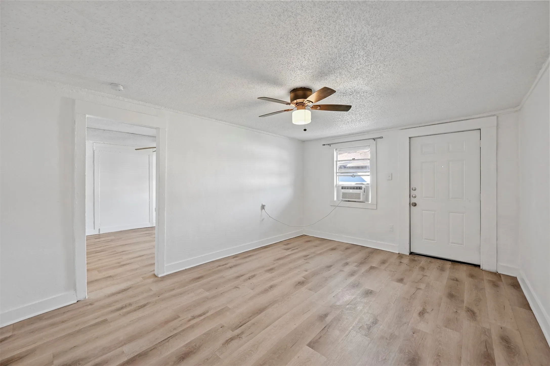 Apartment For Rent in Dallas County , 1914 Mcbroom Street 1, Dallas, Texas 75212, 1 Bedroom, 1 Bathroom, Garage spaces, 550 Sqft, built in 1949, mls#21372569, Real Estate Agent in Dallas, Homes For Rent in Dallas county, Homes For Rent in Dallas, Realtor in Dallas Texas, Real Estate Brokerage Independent Realty Texas, Luminita Cordes Realtor