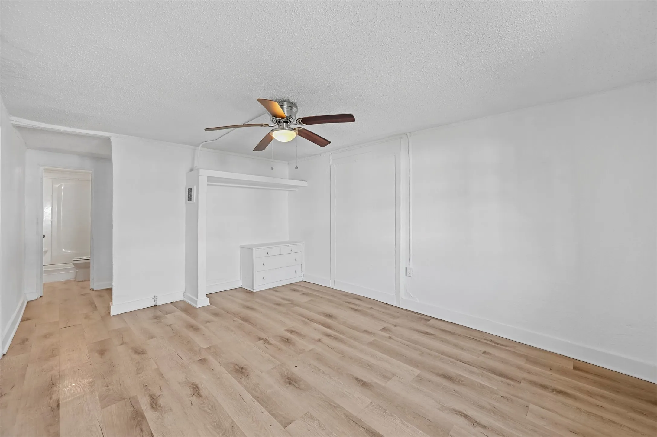 Apartment For Rent in Dallas County , 1914 Mcbroom Street 1, Dallas, Texas 75212, 1 Bedroom, 1 Bathroom, Garage spaces, 550 Sqft, built in 1949, mls#21372569, Real Estate Agent in Dallas, Homes For Rent in Dallas county, Homes For Rent in Dallas, Realtor in Dallas Texas, Real Estate Brokerage Independent Realty Texas, Luminita Cordes Realtor