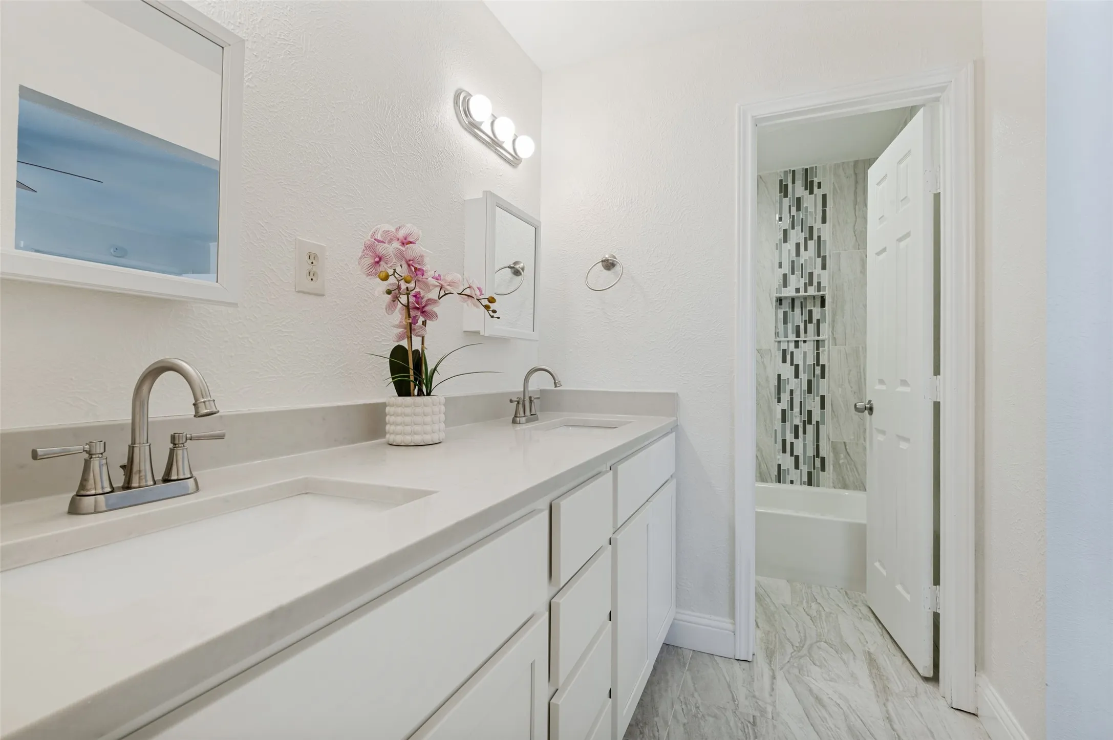 Primary bath with dual sinks