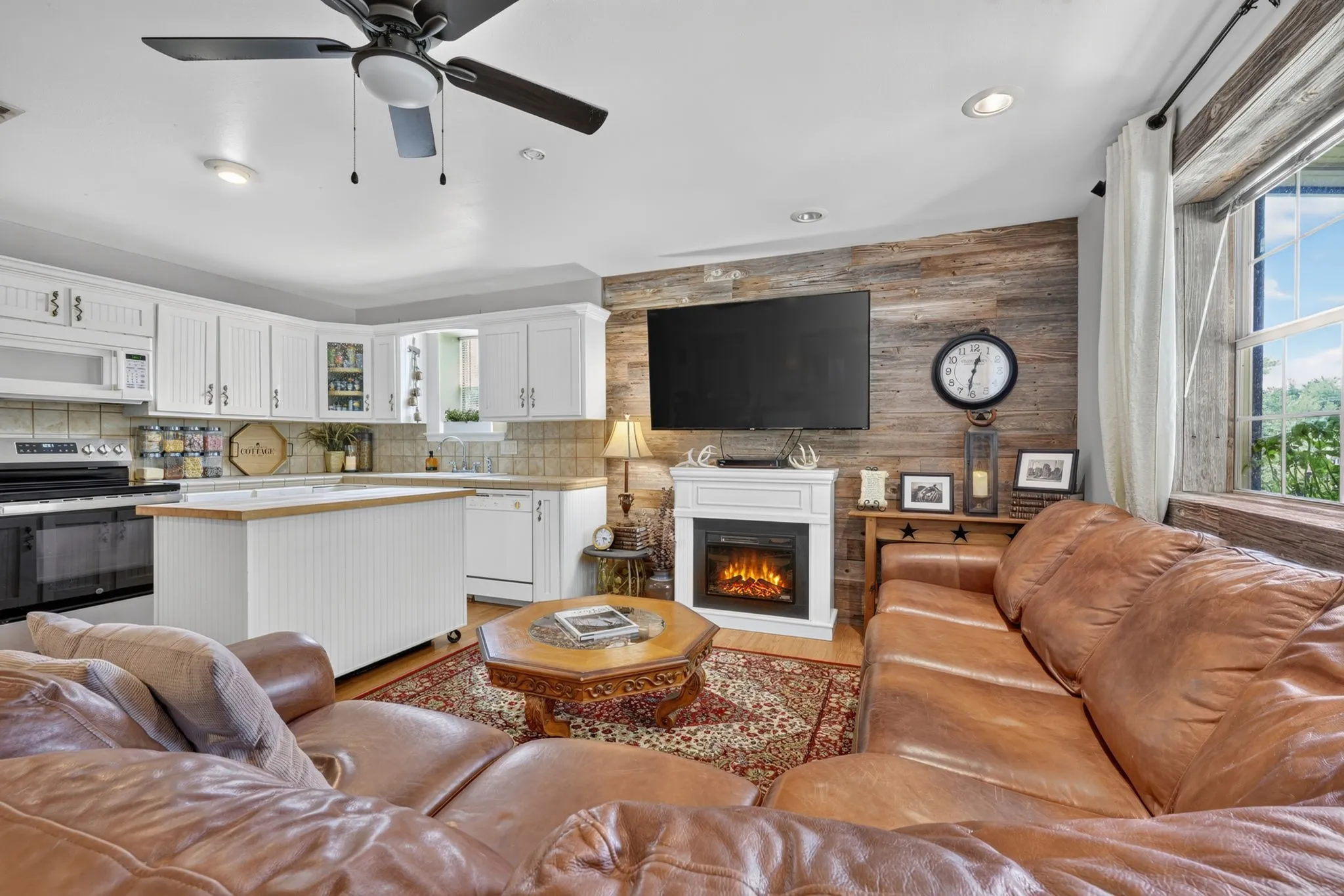 Single Family Residence For Sale in Robertson County , 12434 Fm 937, Thornton, Texas 76687, 4 Bedroom, 3 Bathroom, 4 Garage spaces, 3,612 Sqft, built in 1963, mls#21372479, Real Estate Agent in Thornton, Homes For Sale in Robertson county, Homes For Sale in Thornton, Realtor in Thornton Texas, Real Estate Brokerage Independent Realty Texas, Luminita Cordes Realtor