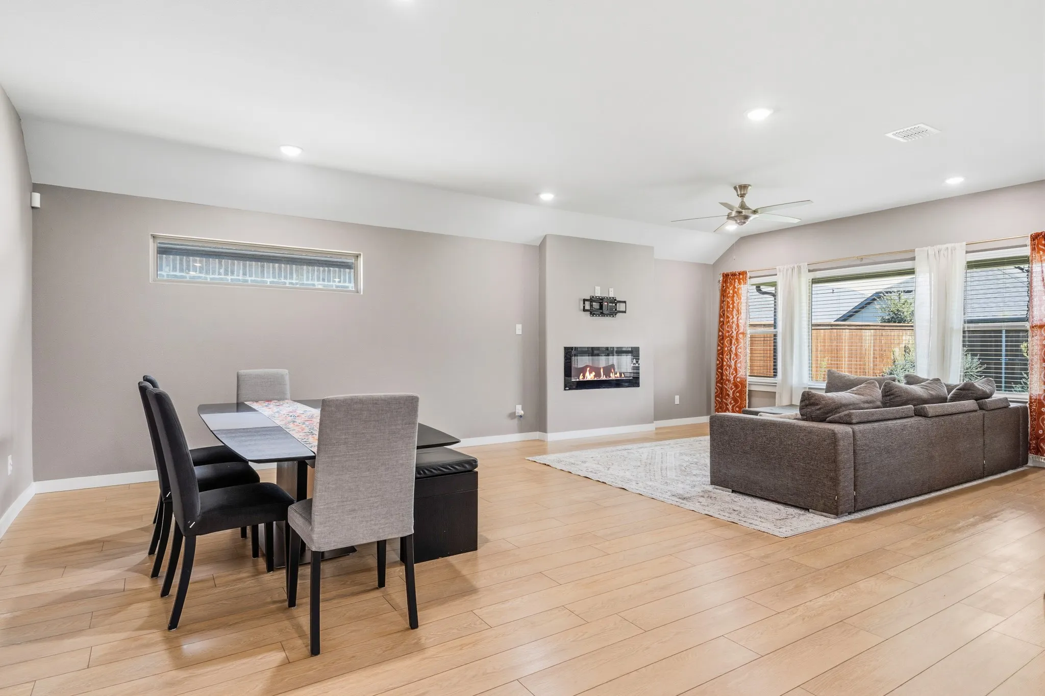 Did you see the size of that table?!?   Amazing space for the grandest of family tables.   This one can comfortably seat 8 and there is still room to walk around.