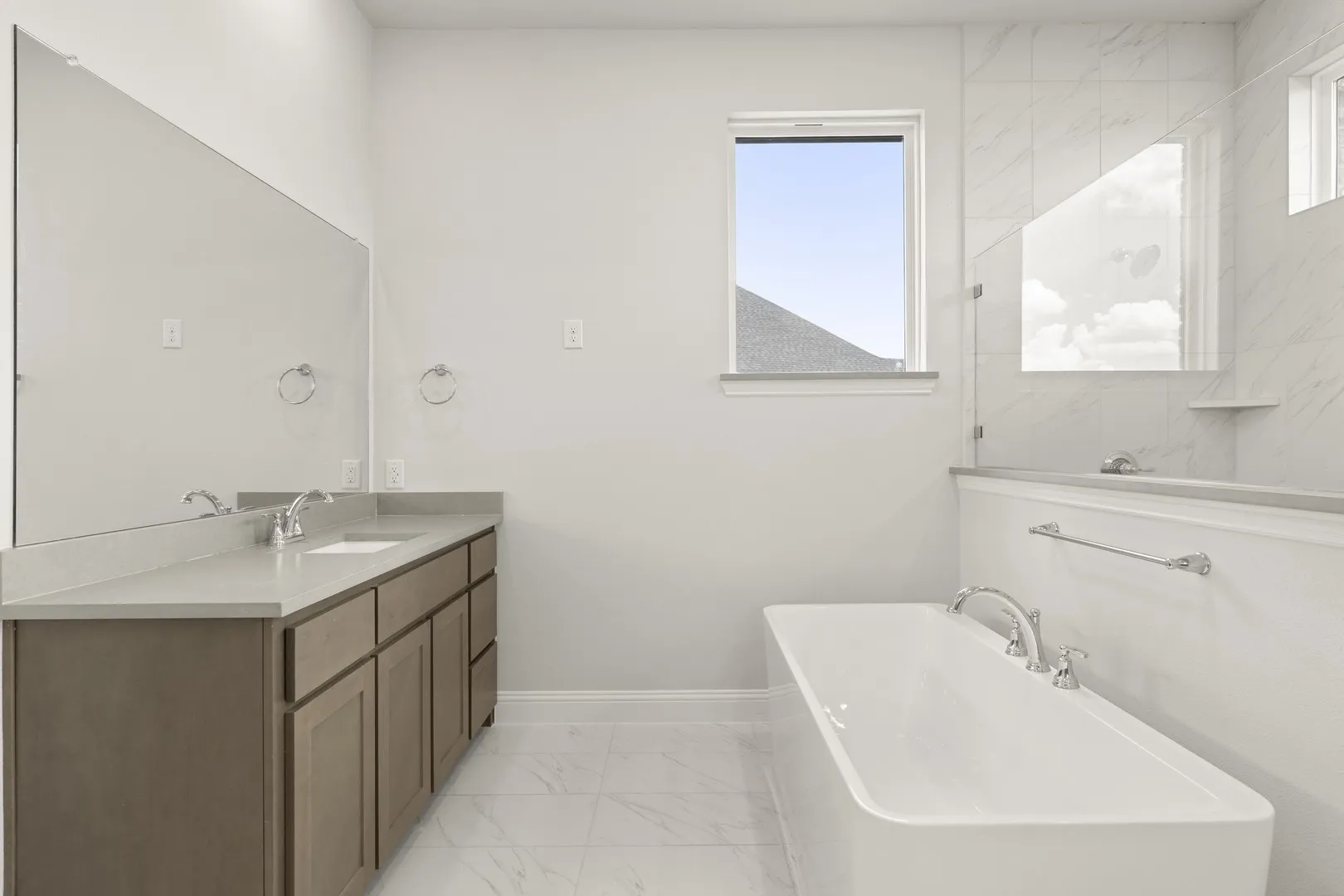 19. 6635 Emerson - Bath (2)