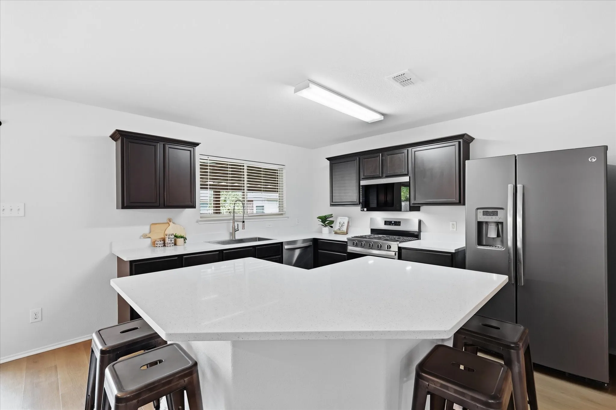 Single Family Residence For Sale in Denton County , 3900 Oceanview Drive, Denton, Texas 76208, 3 Bedroom, 2 Bathroom, 2 Garage spaces, 1,851 Sqft, built in 2013, mls#21372563, Real Estate Agent in Denton, Homes For Sale in Denton county, Homes For Sale in Denton, Realtor in Denton Texas, Real Estate Brokerage Independent Realty Texas, Luminita Cordes Realtor