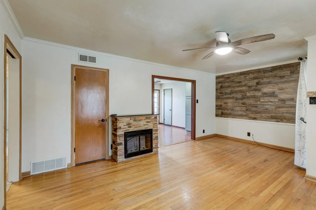 Single Family Residence For Sale in Dallas County , 210 E Daugherty Drive, Garland, Texas 75041, 3 Bedroom, 2 Bathroom, 2 Garage spaces, 1,024 Sqft, built in 1955, mls#21363624, Real Estate Agent in Garland, Homes For Sale in Dallas county, Homes For Sale in Garland, Realtor in Garland Texas, Real Estate Brokerage Independent Realty Texas, Luminita Cordes Realtor