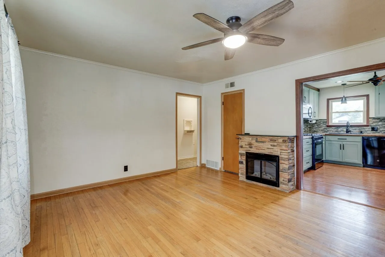 Single Family Residence For Sale in Dallas County , 210 E Daugherty Drive, Garland, Texas 75041, 3 Bedroom, 2 Bathroom, 2 Garage spaces, 1,024 Sqft, built in 1955, mls#21363624, Real Estate Agent in Garland, Homes For Sale in Dallas county, Homes For Sale in Garland, Realtor in Garland Texas, Real Estate Brokerage Independent Realty Texas, Luminita Cordes Realtor