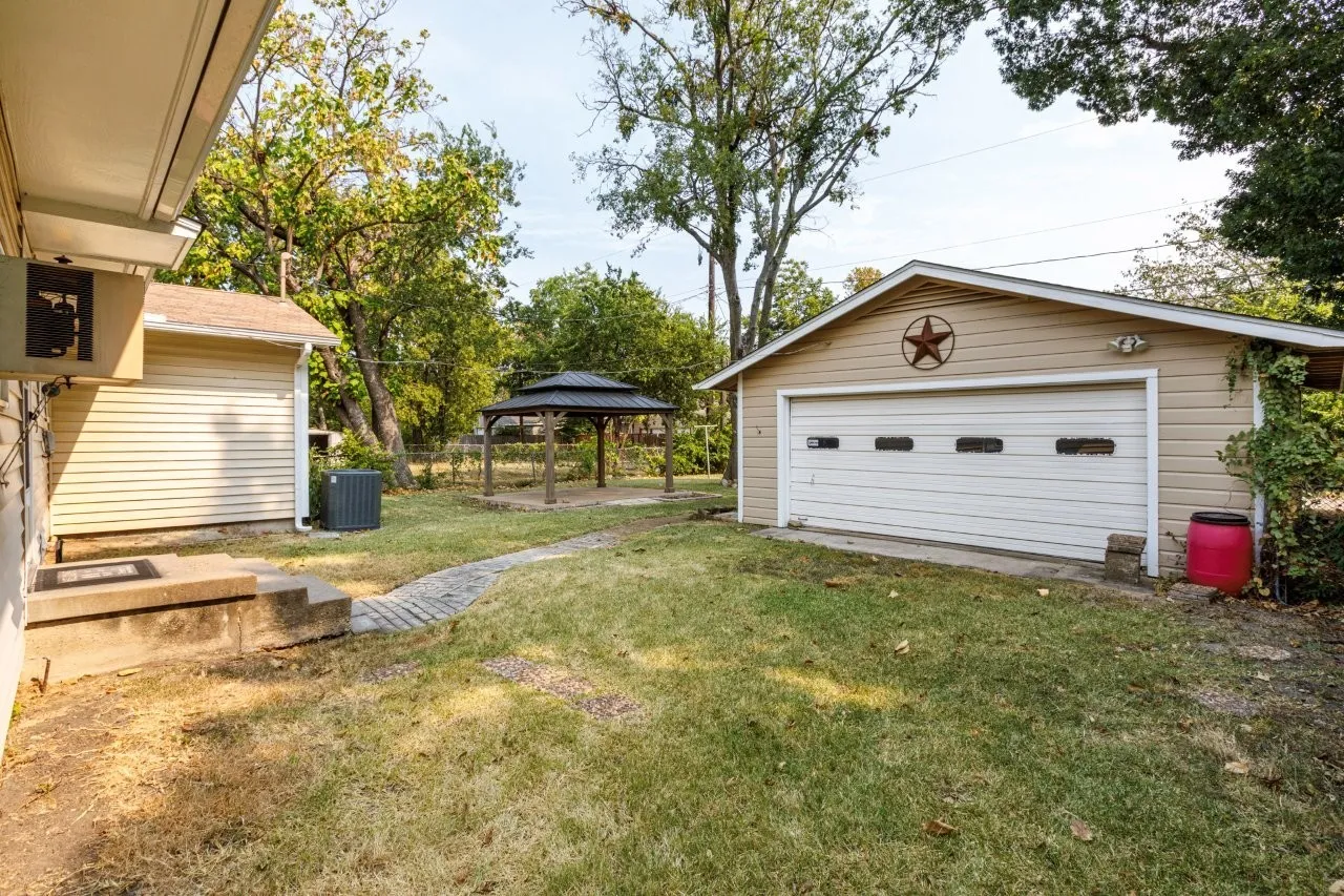 Single Family Residence For Sale in Dallas County , 210 E Daugherty Drive, Garland, Texas 75041, 3 Bedroom, 2 Bathroom, 2 Garage spaces, 1,024 Sqft, built in 1955, mls#21363624, Real Estate Agent in Garland, Homes For Sale in Dallas county, Homes For Sale in Garland, Realtor in Garland Texas, Real Estate Brokerage Independent Realty Texas, Luminita Cordes Realtor