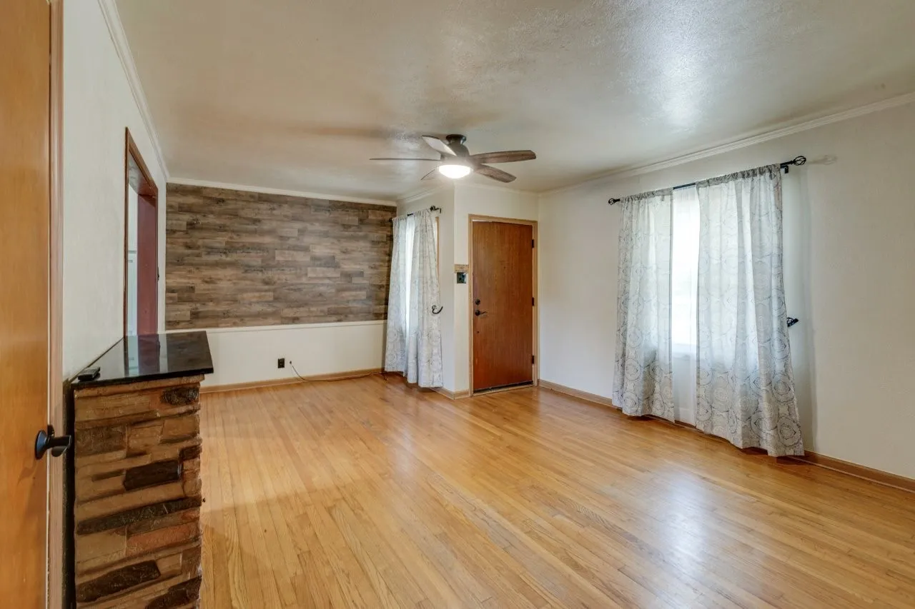 Single Family Residence For Sale in Dallas County , 210 E Daugherty Drive, Garland, Texas 75041, 3 Bedroom, 2 Bathroom, 2 Garage spaces, 1,024 Sqft, built in 1955, mls#21363624, Real Estate Agent in Garland, Homes For Sale in Dallas county, Homes For Sale in Garland, Realtor in Garland Texas, Real Estate Brokerage Independent Realty Texas, Luminita Cordes Realtor