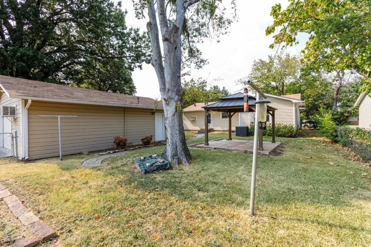 Single Family Residence For Sale in Dallas County , 210 E Daugherty Drive, Garland, Texas 75041, 3 Bedroom, 2 Bathroom, 2 Garage spaces, 1,024 Sqft, built in 1955, mls#21363624, Real Estate Agent in Garland, Homes For Sale in Dallas county, Homes For Sale in Garland, Realtor in Garland Texas, Real Estate Brokerage Independent Realty Texas, Luminita Cordes Realtor